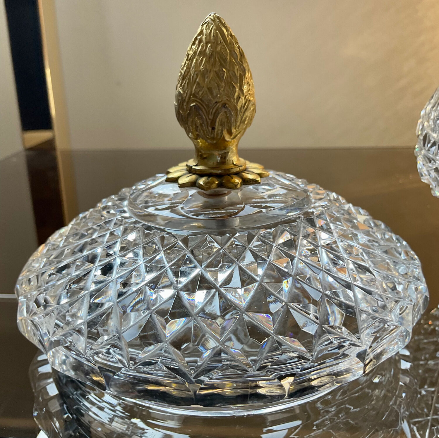 Bonbonnière vintage en cristal ciselé et bronze