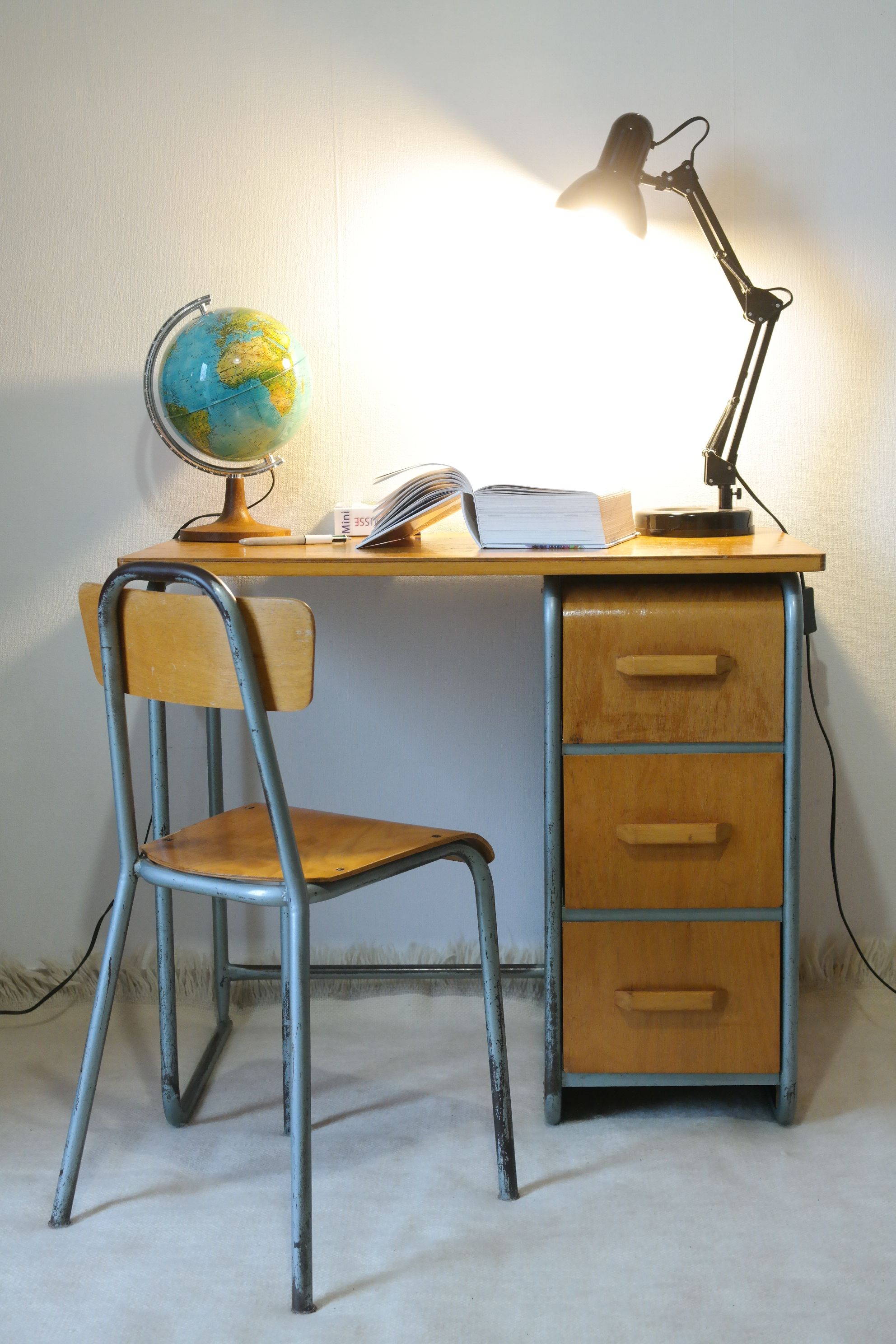 Bureau d'écolier et chaise vintage métal et bois clair