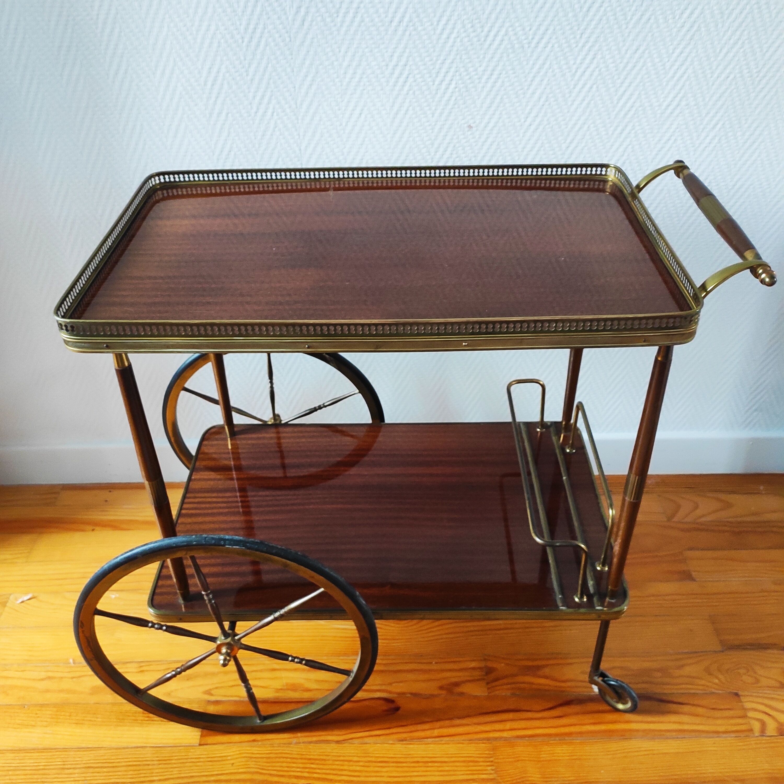 Rolling service or service trolley