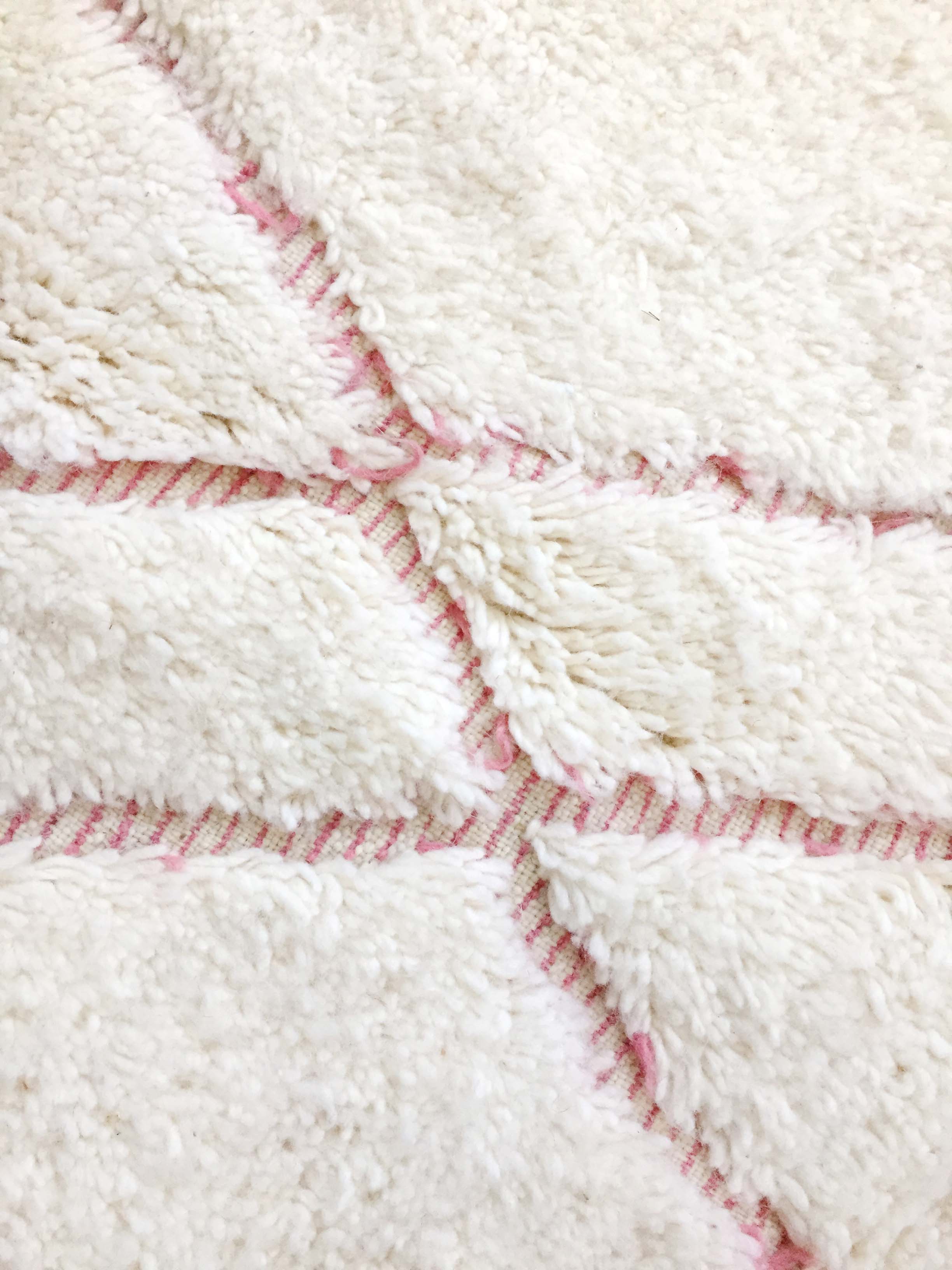 Moroccan berber carpet beni ouarain ecru with pink diamonds engraved 295x200cm