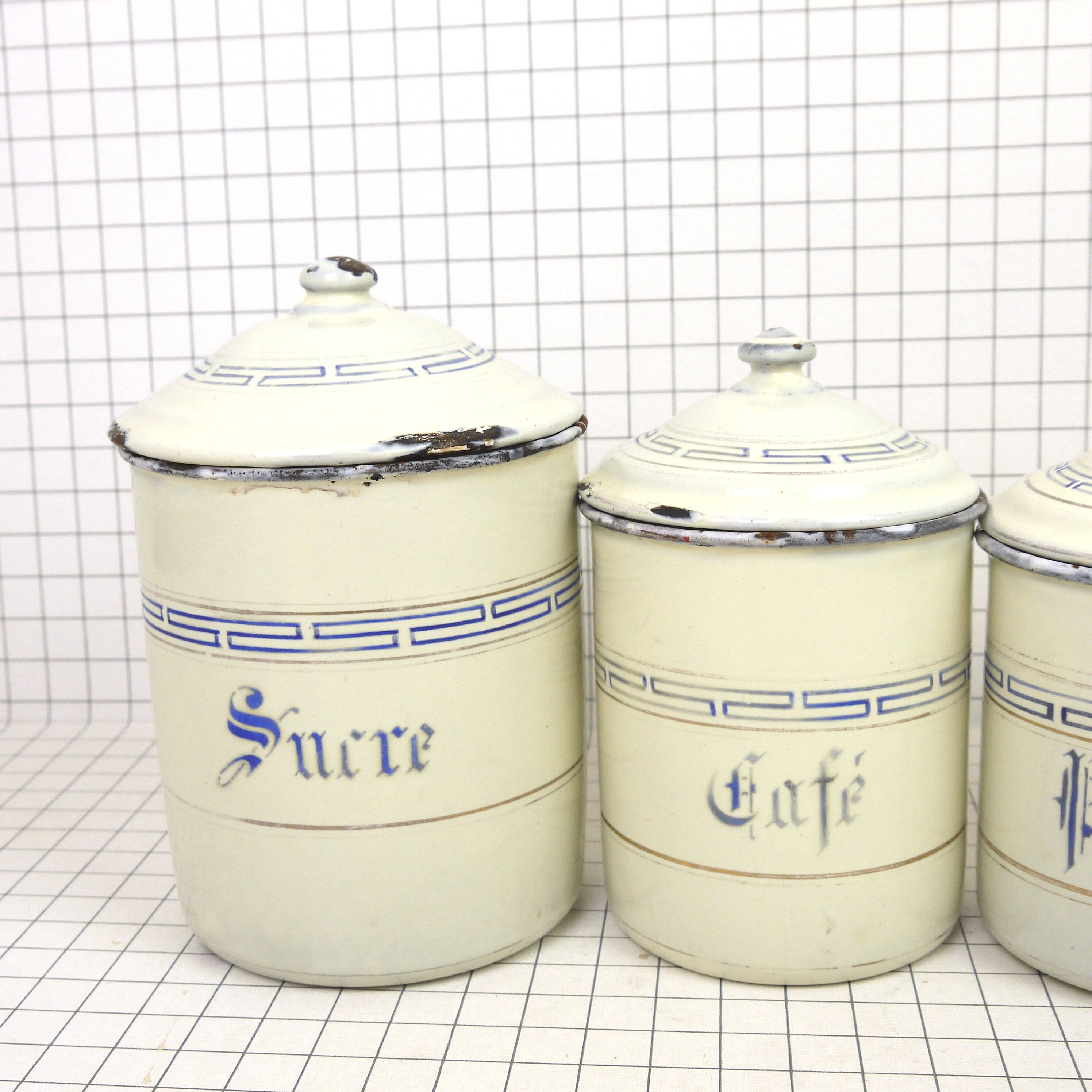 Five spice pots in enamel