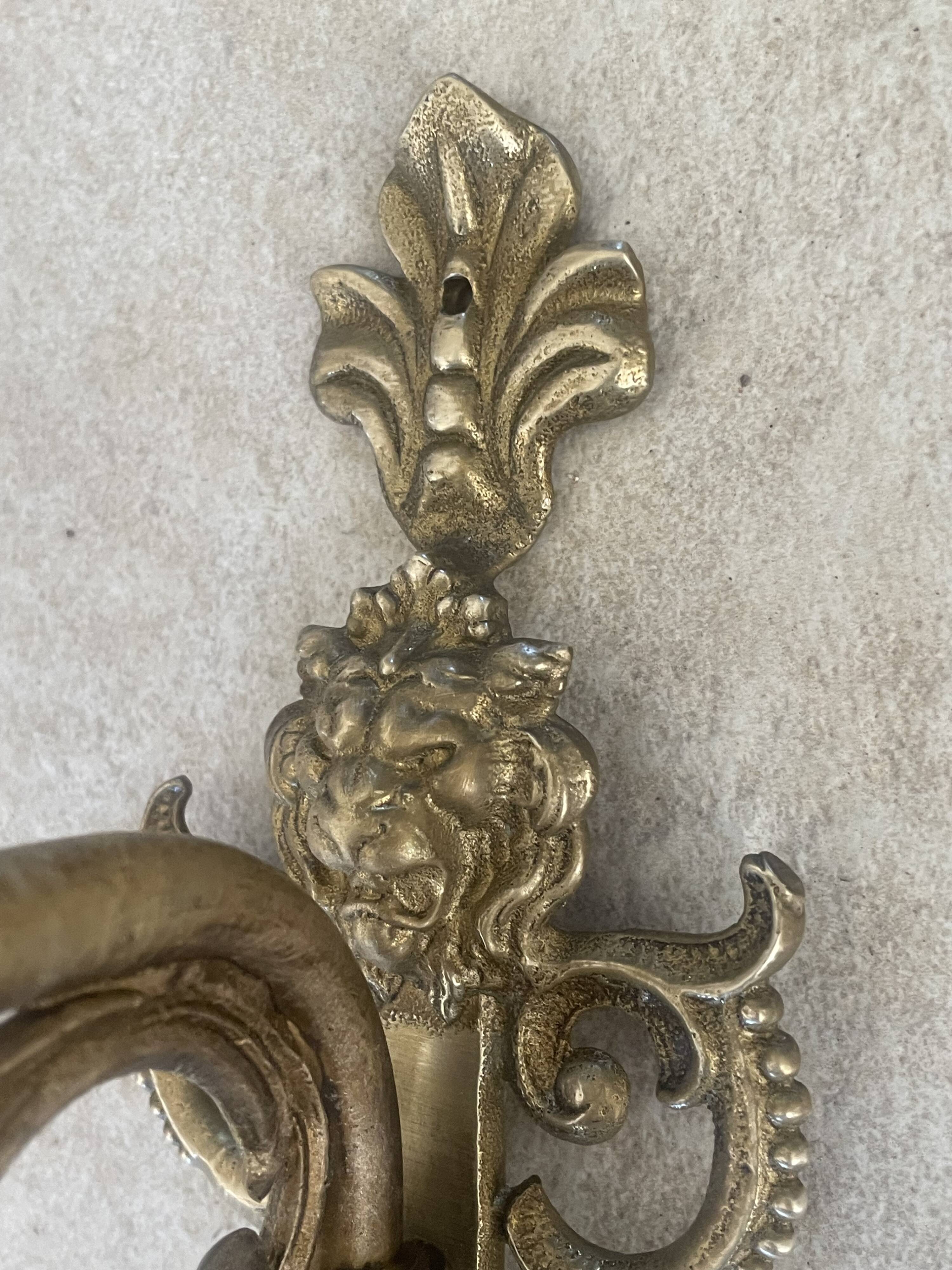 Adjustable wall light in brass and gold metal.