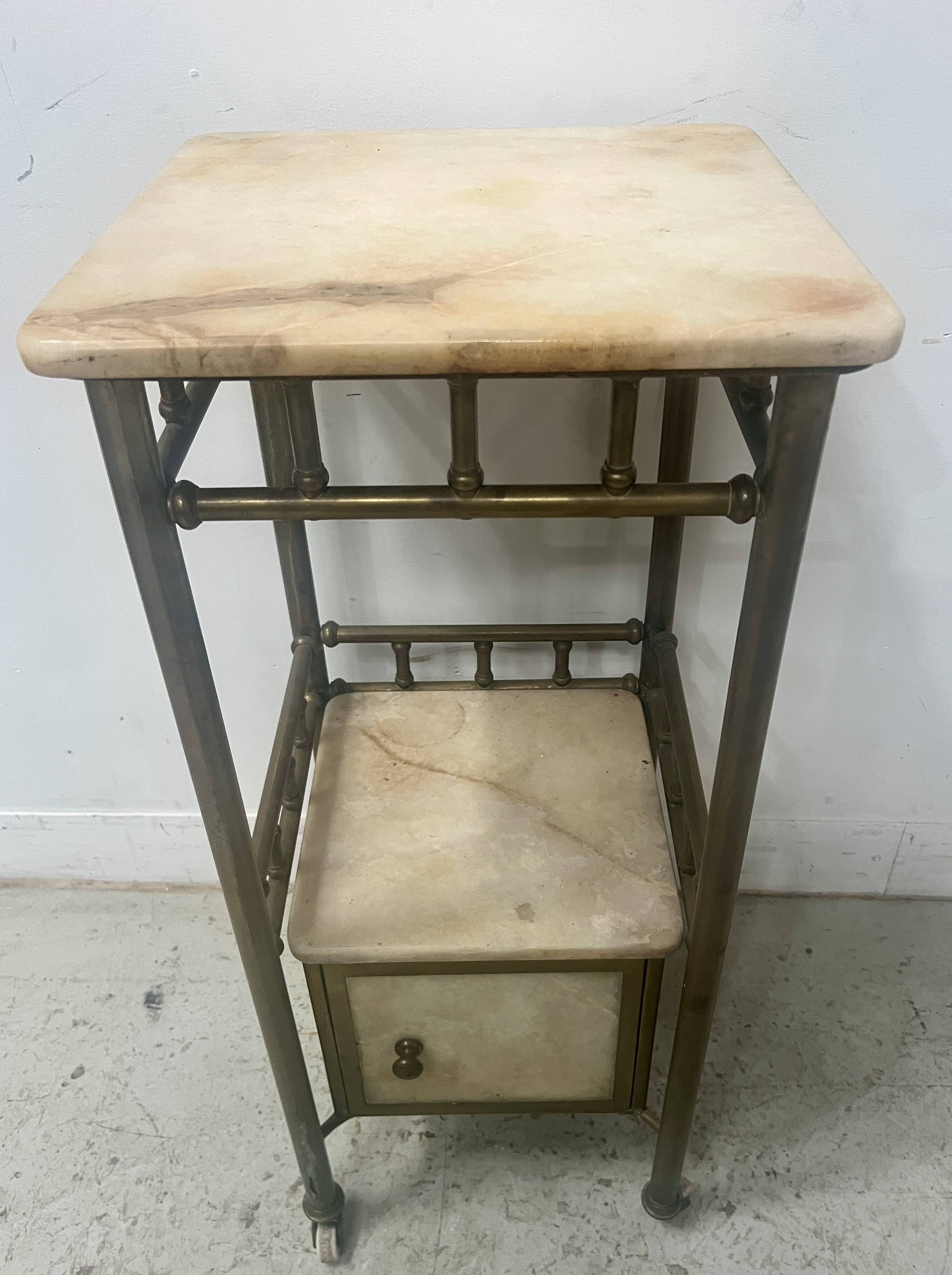 Art Deco bedside table in brass and veined marble, 20th century