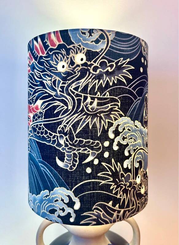 Lampe vase recyclée avec tissu de dragon japonais – céramiques Marei avec expression