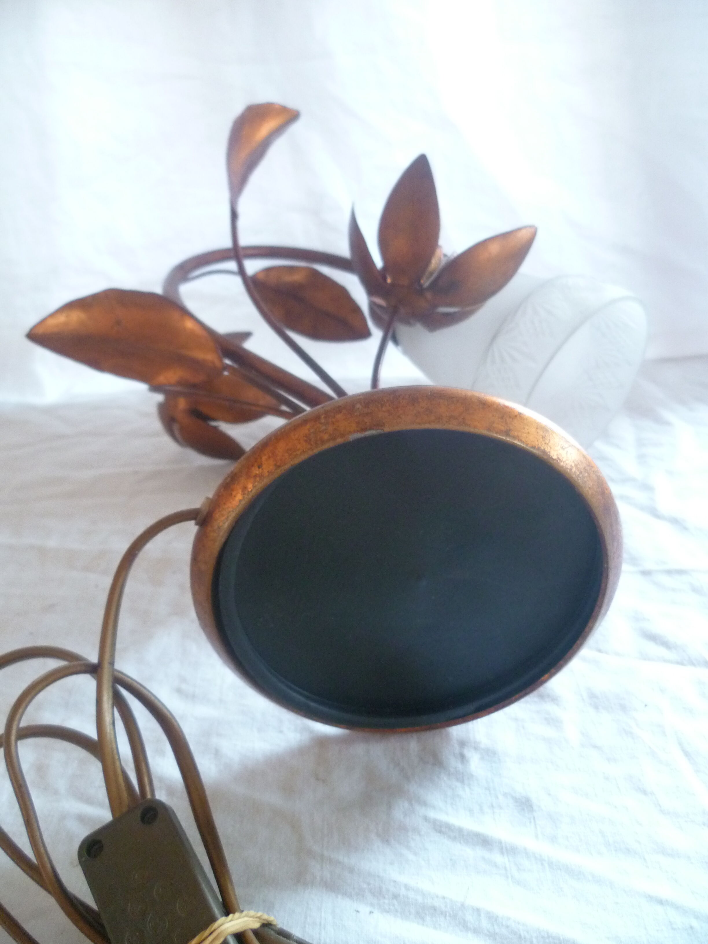 Bedside lamp / table in metal dore decor 2 flowers