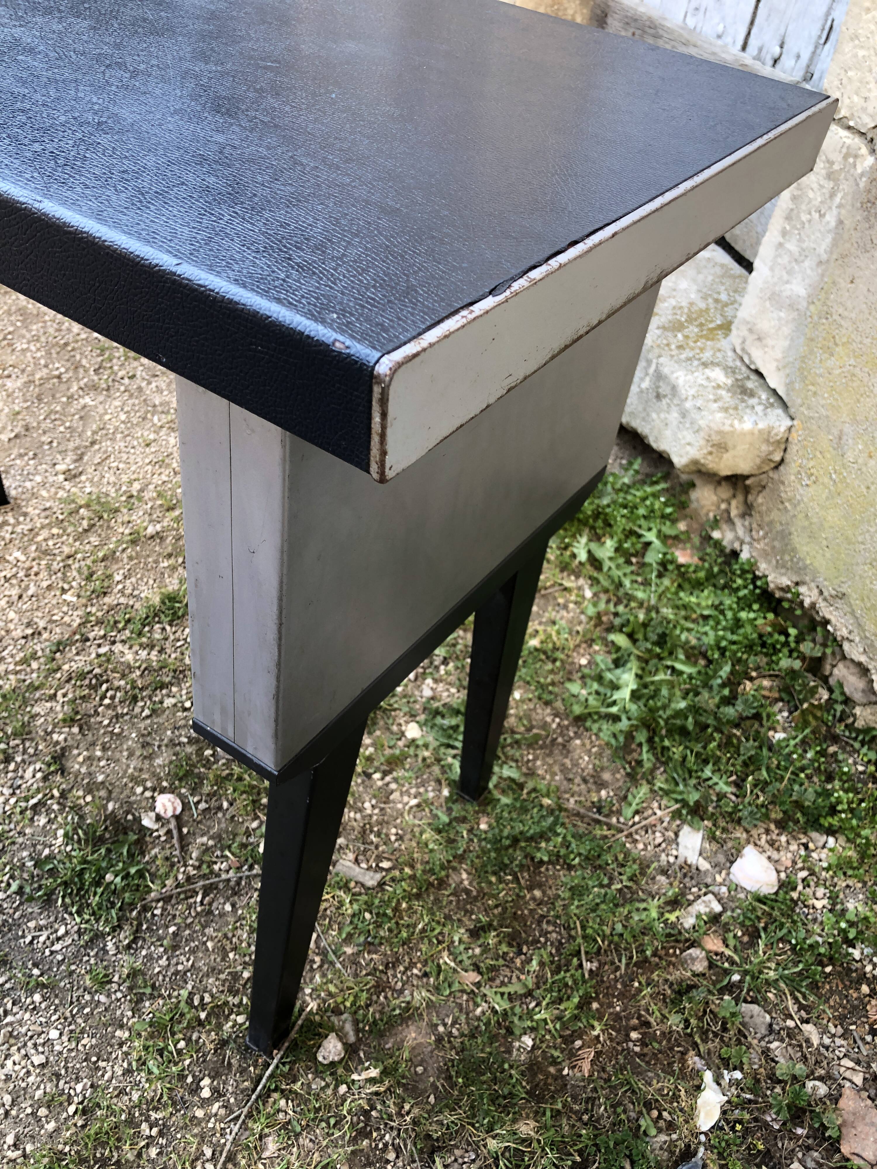 Strafor industrial desk