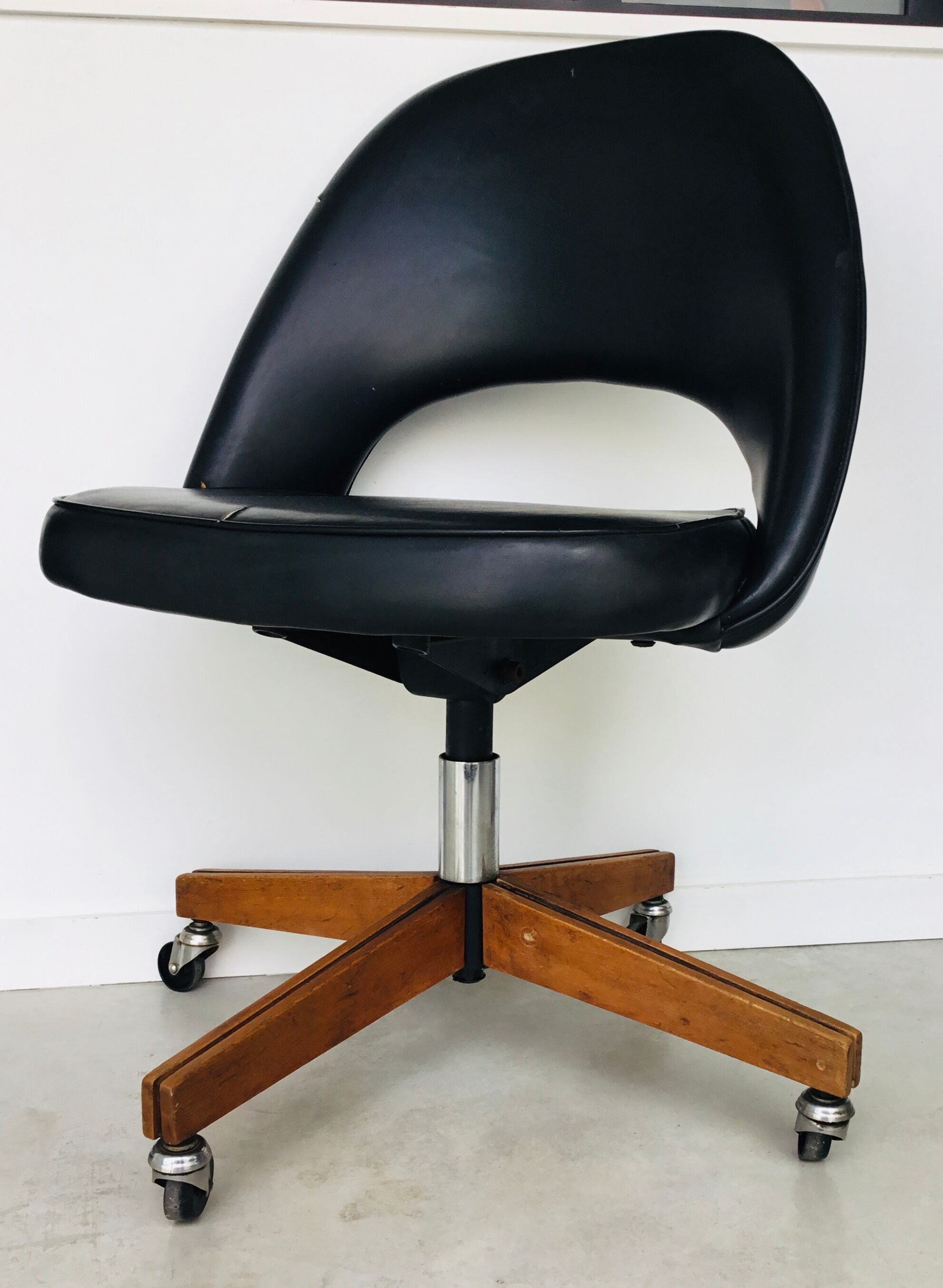 Conference chair with wheels by Eero Saarinen for Knoll International - 1950