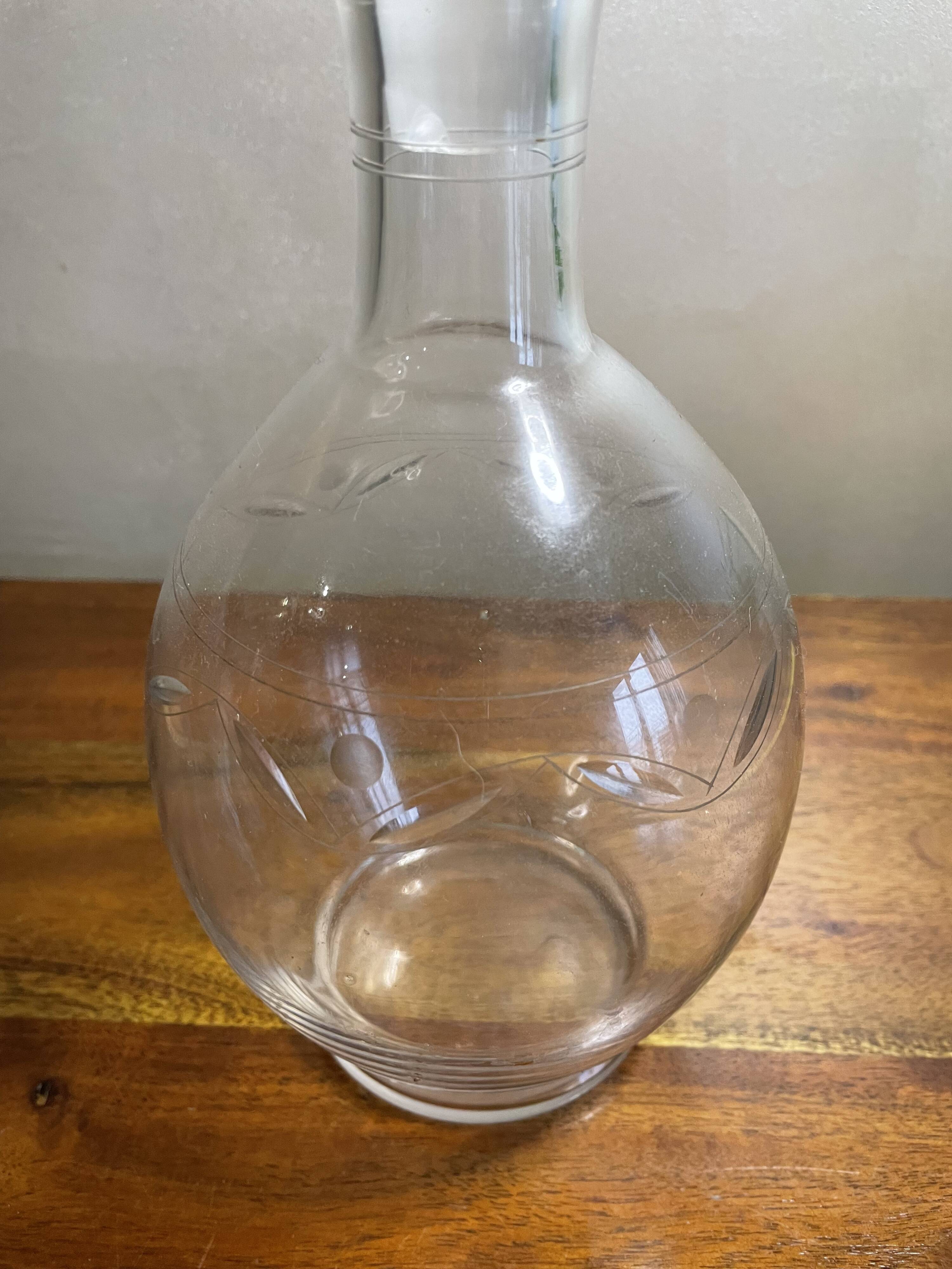 Carafe engraved faceted cap