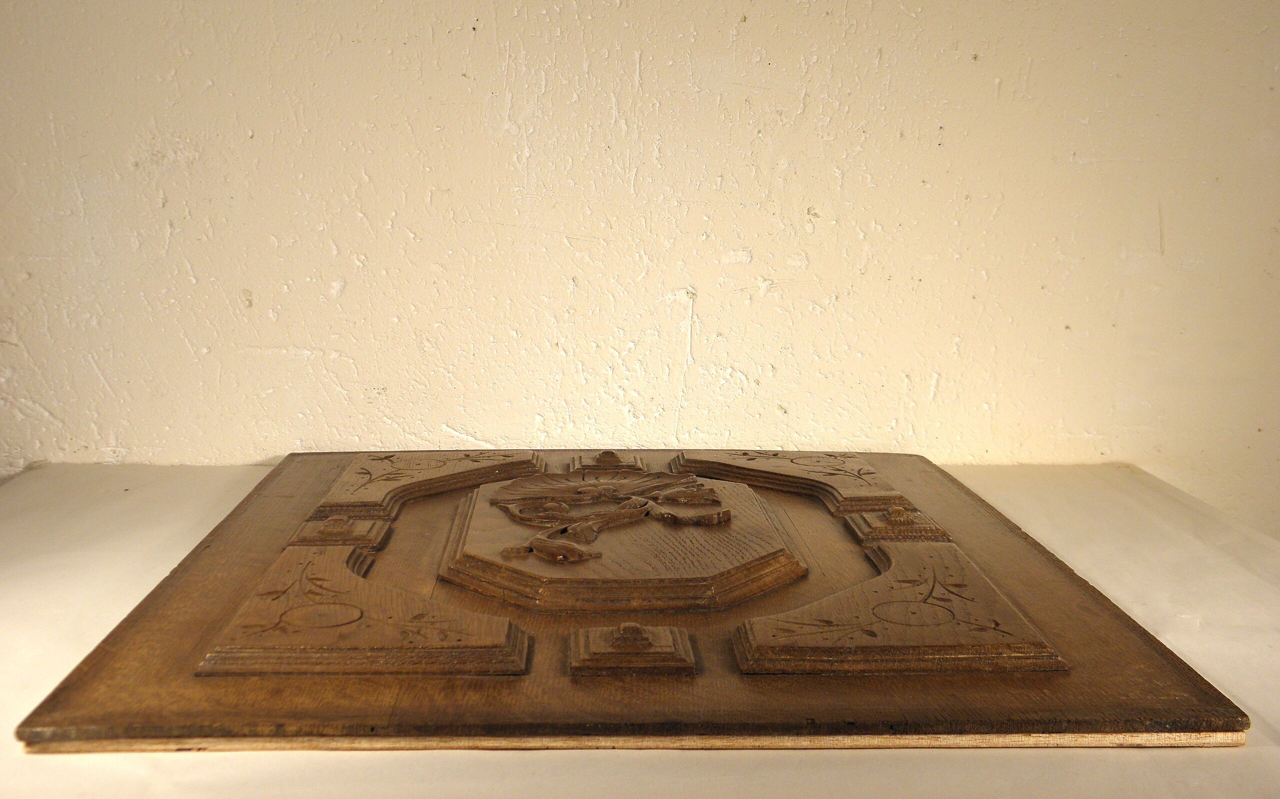 Panneau en bois sculpté 54 x 45 cm