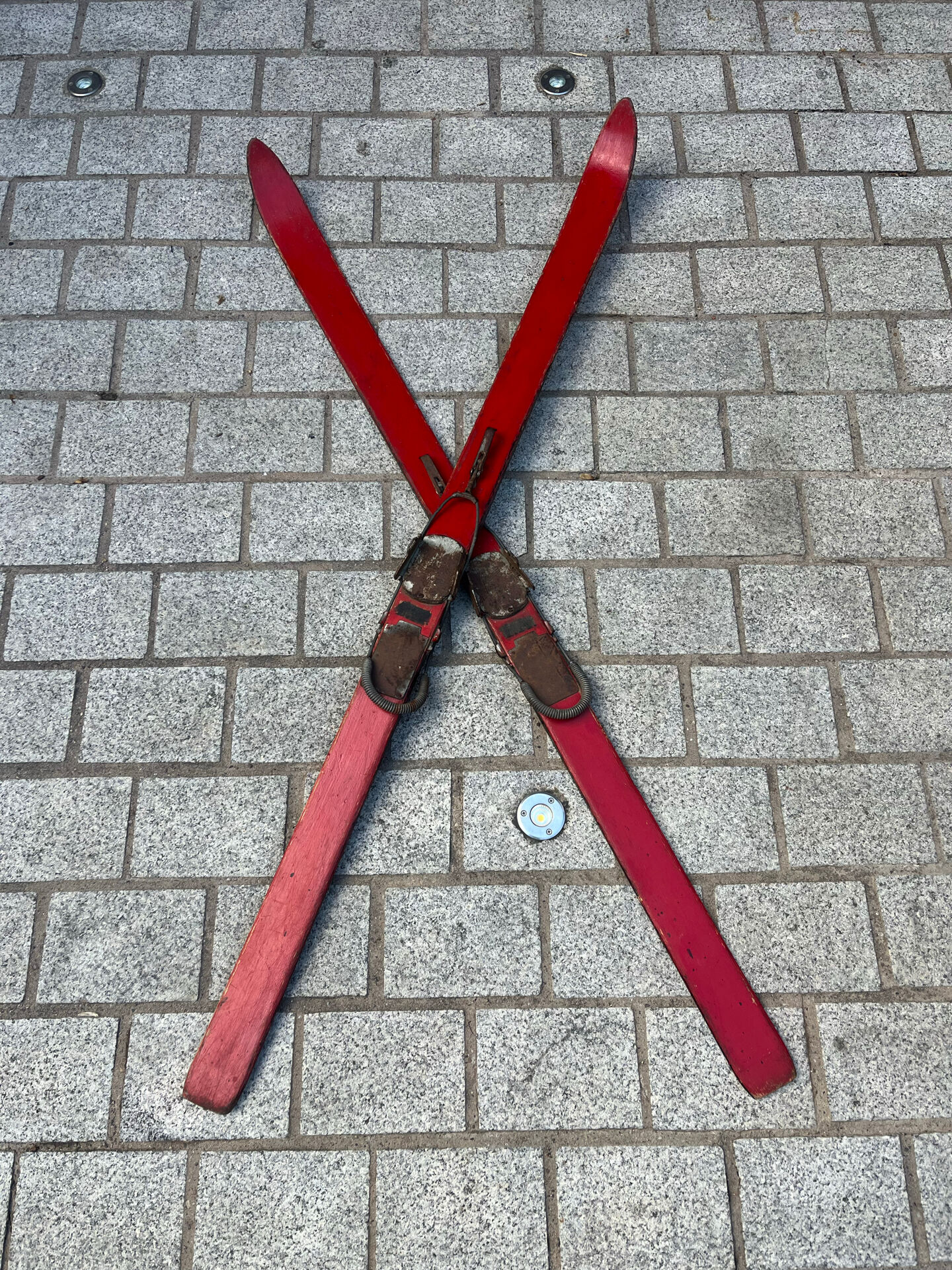 Paire de skis vintage en bois L=170cm