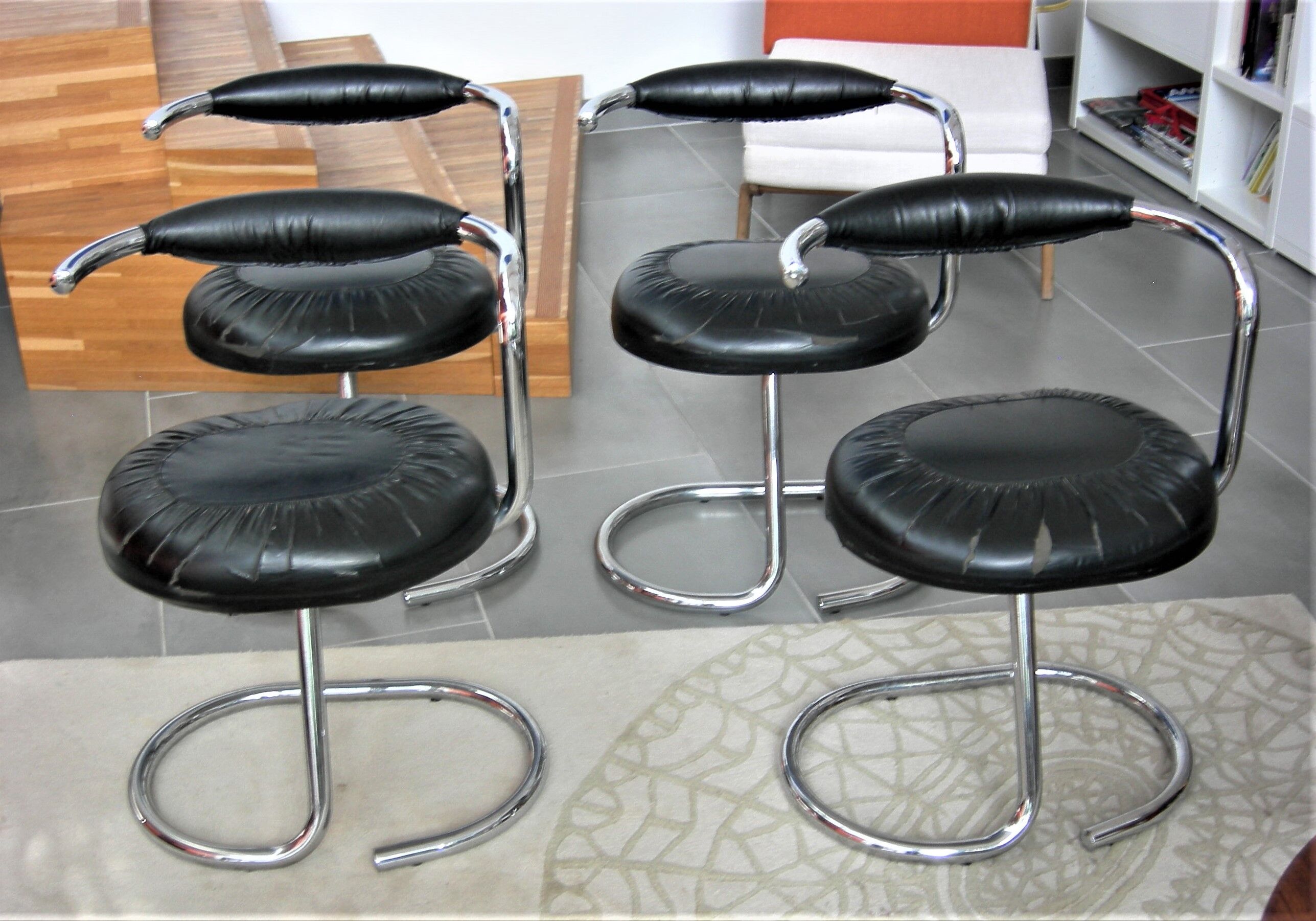 Suite of 4 Cobra chairs by Giotto Stoppino