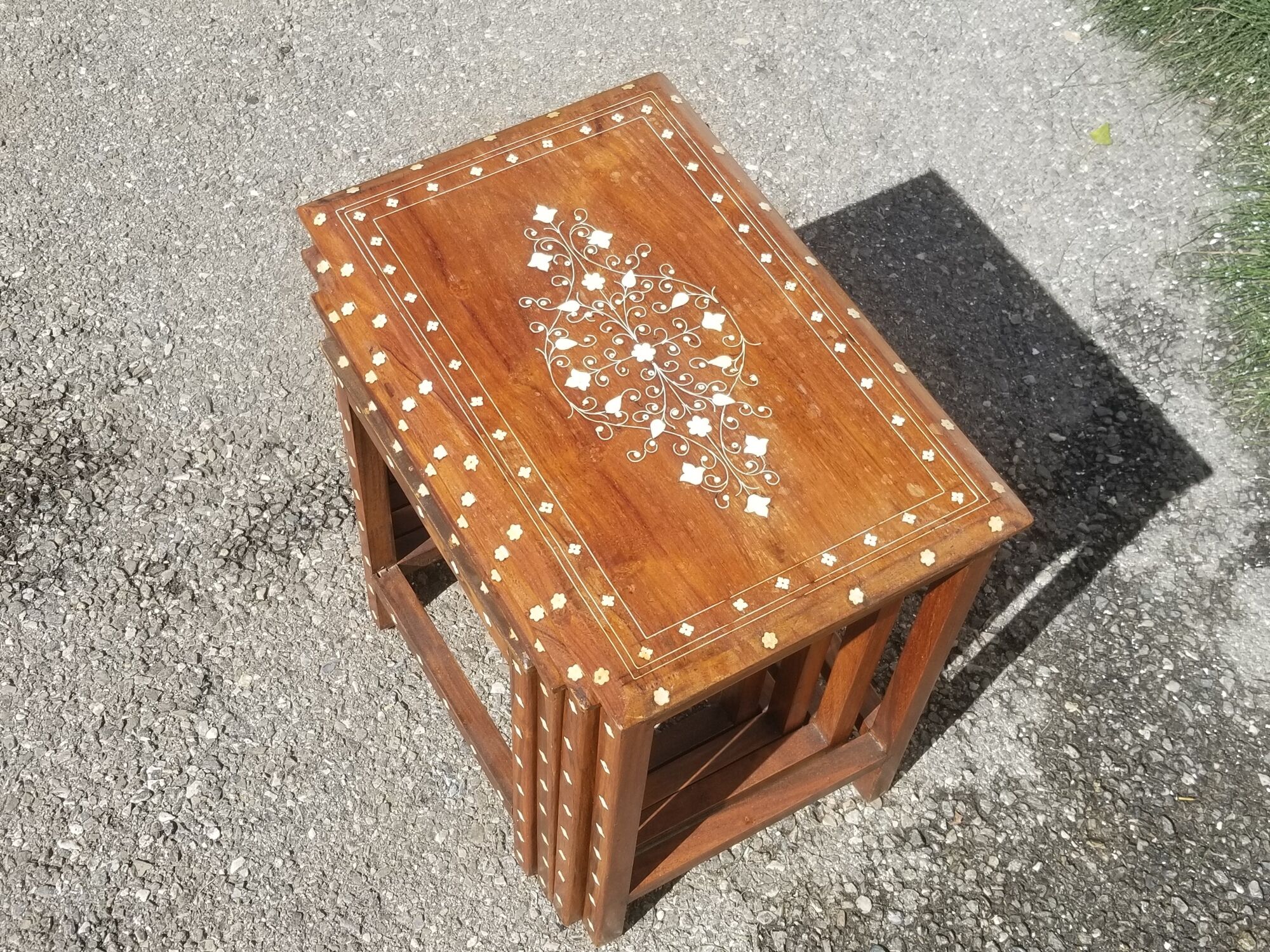 Series of 4 wooden trundle tables with mother-of-pearl inlays, Orient XXth
