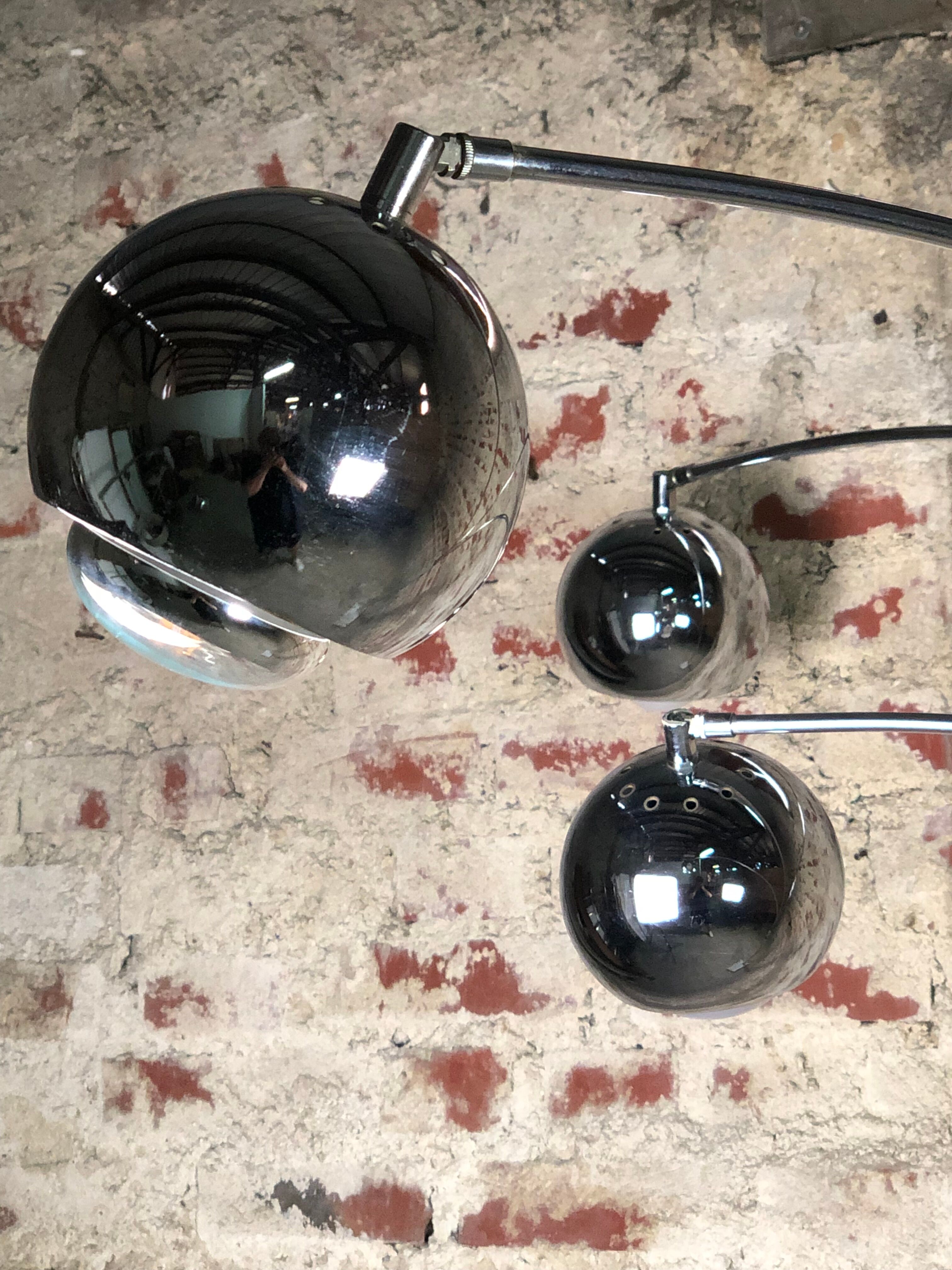 Vintage 70'S thrush floor lamp with 3 chrome metal lights.