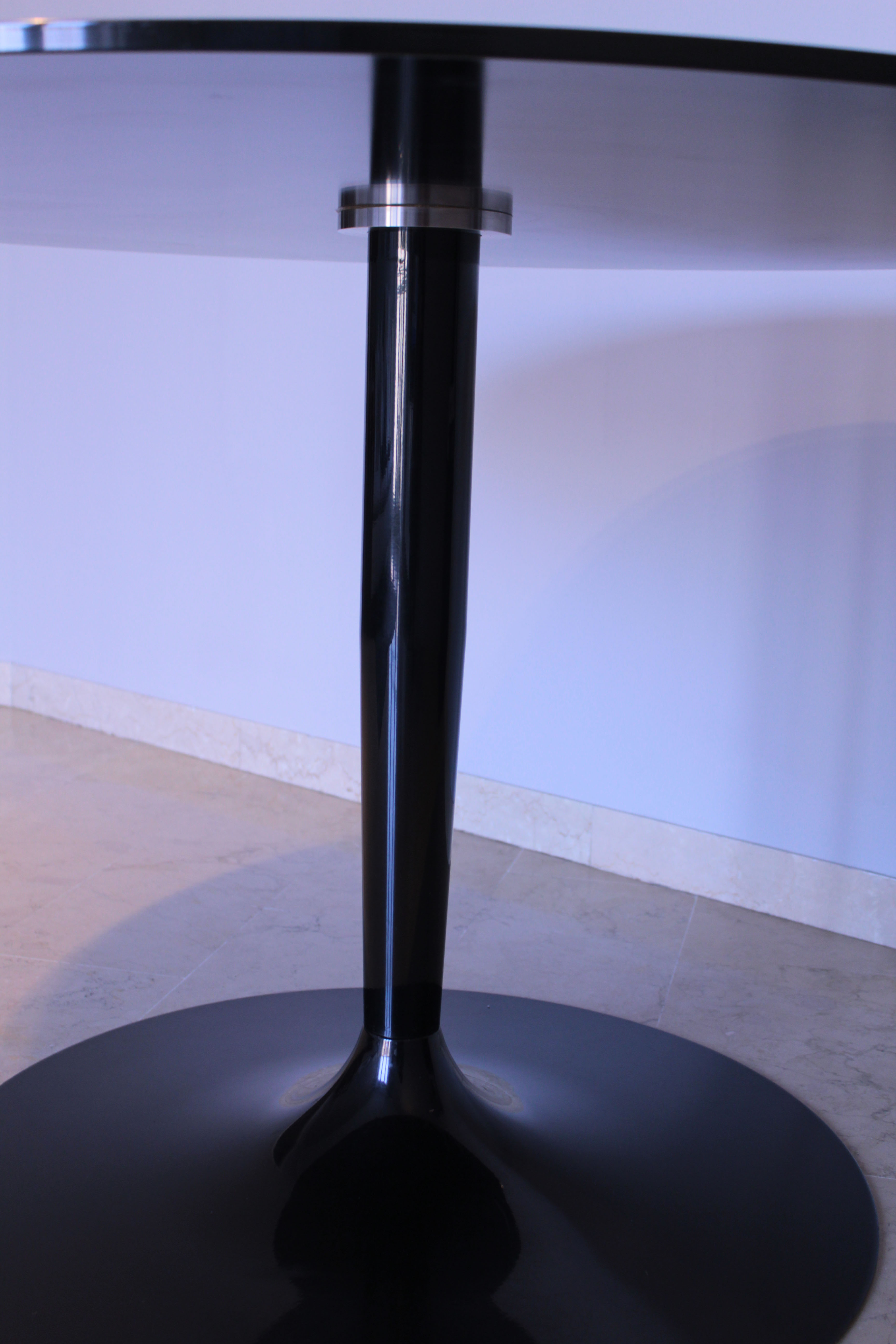 Round table in mirrored black glass, Italia1980s signed Calligaris