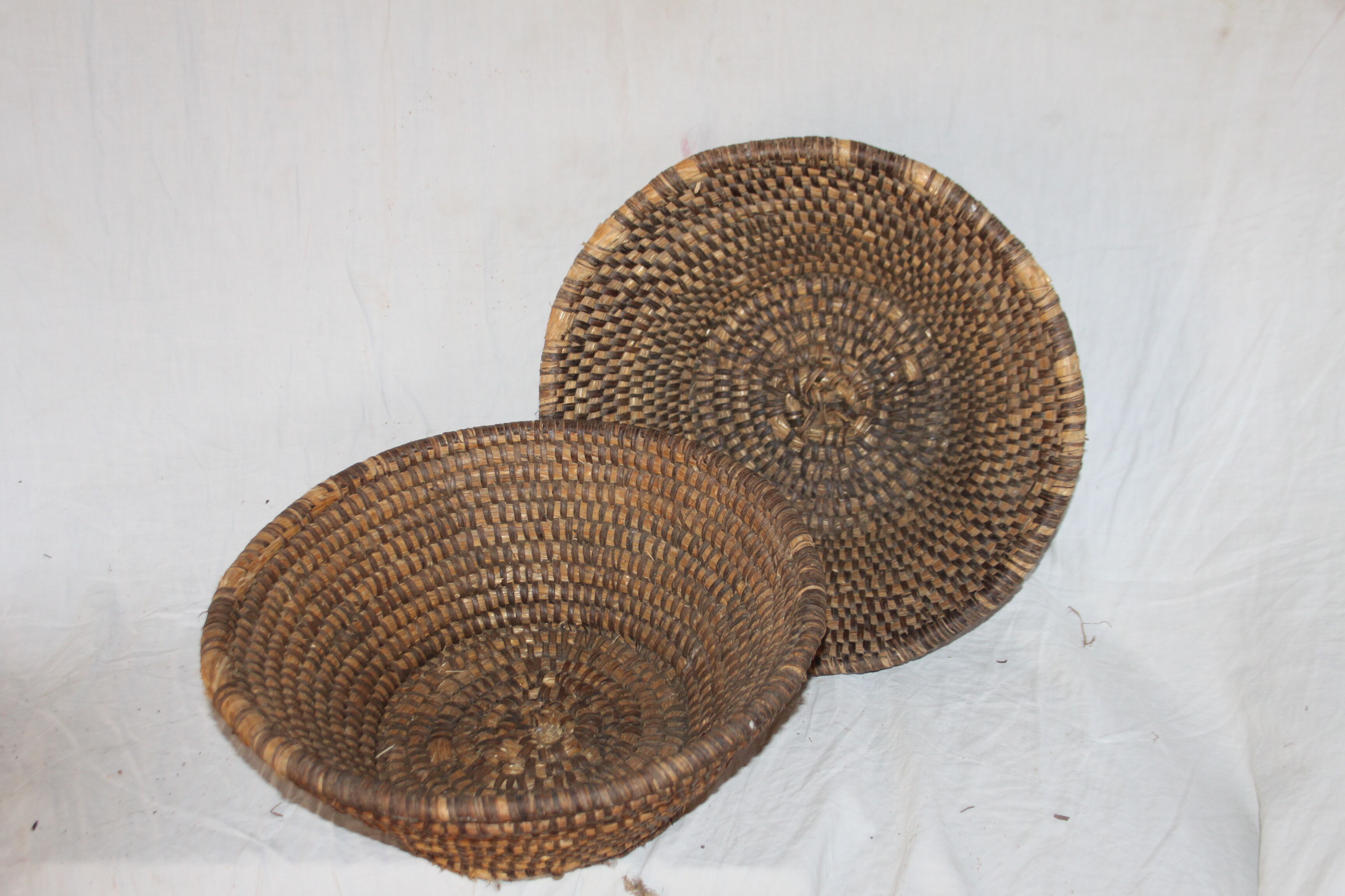 2 old baskets olive