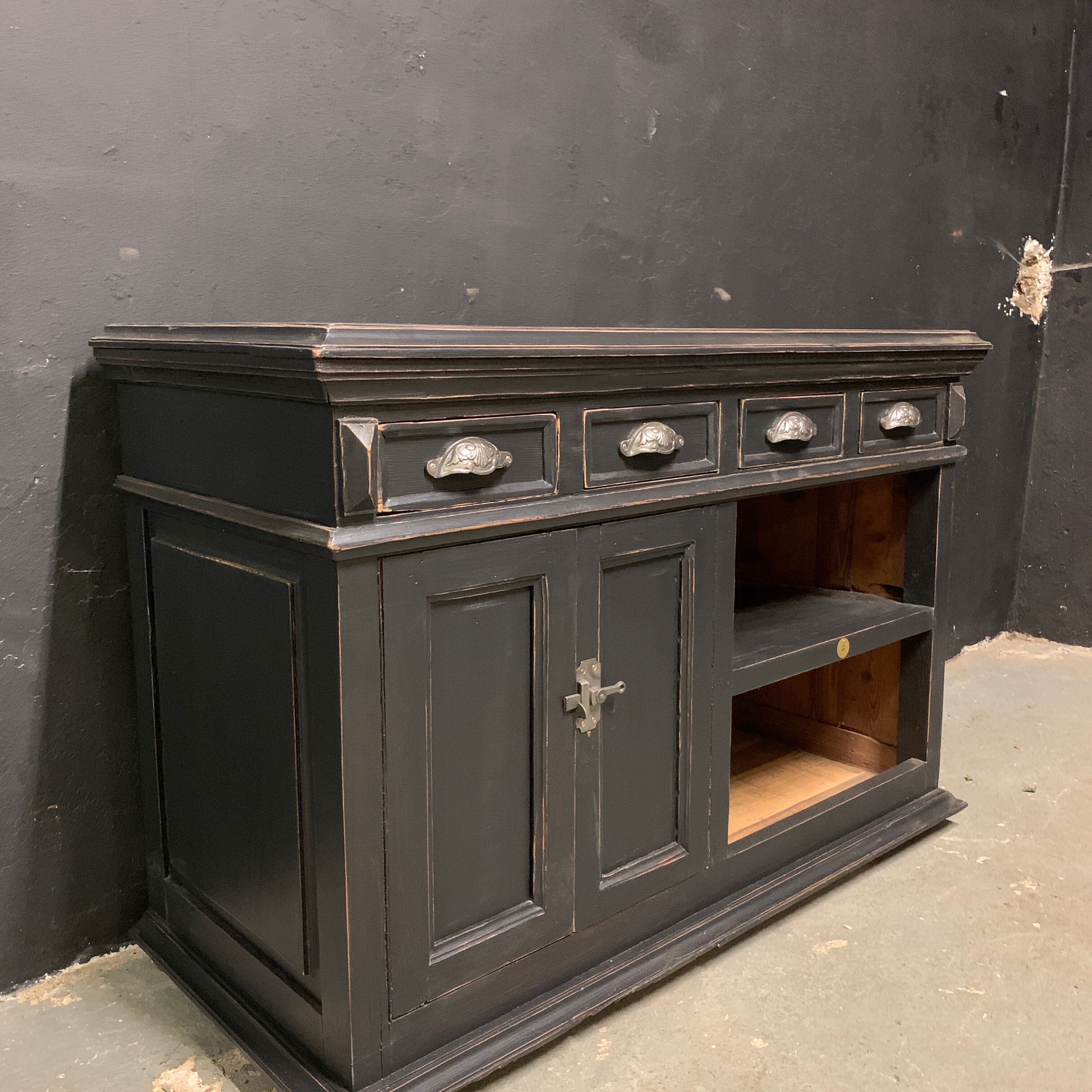 Black hardware 4 drawers