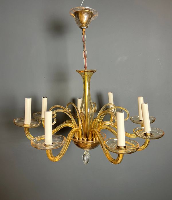 Lustre en cristal de Murano de couleur orangée à 8 bras de lumière. Travail italien. Vers 1970