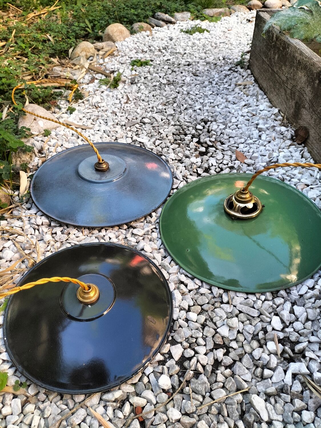 3 suspensions en tôles émaillées