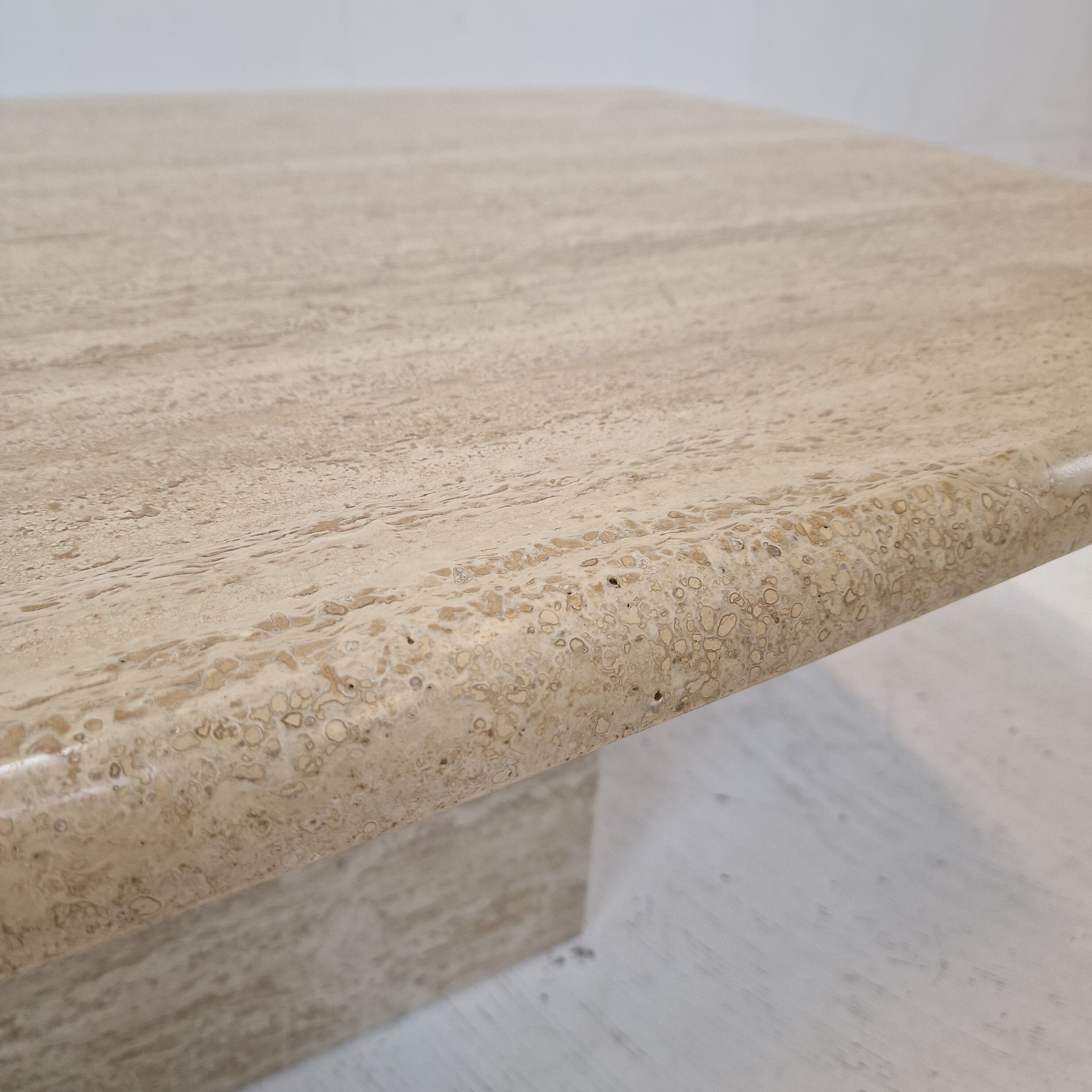 Italian coffee table in travertine, 1980s