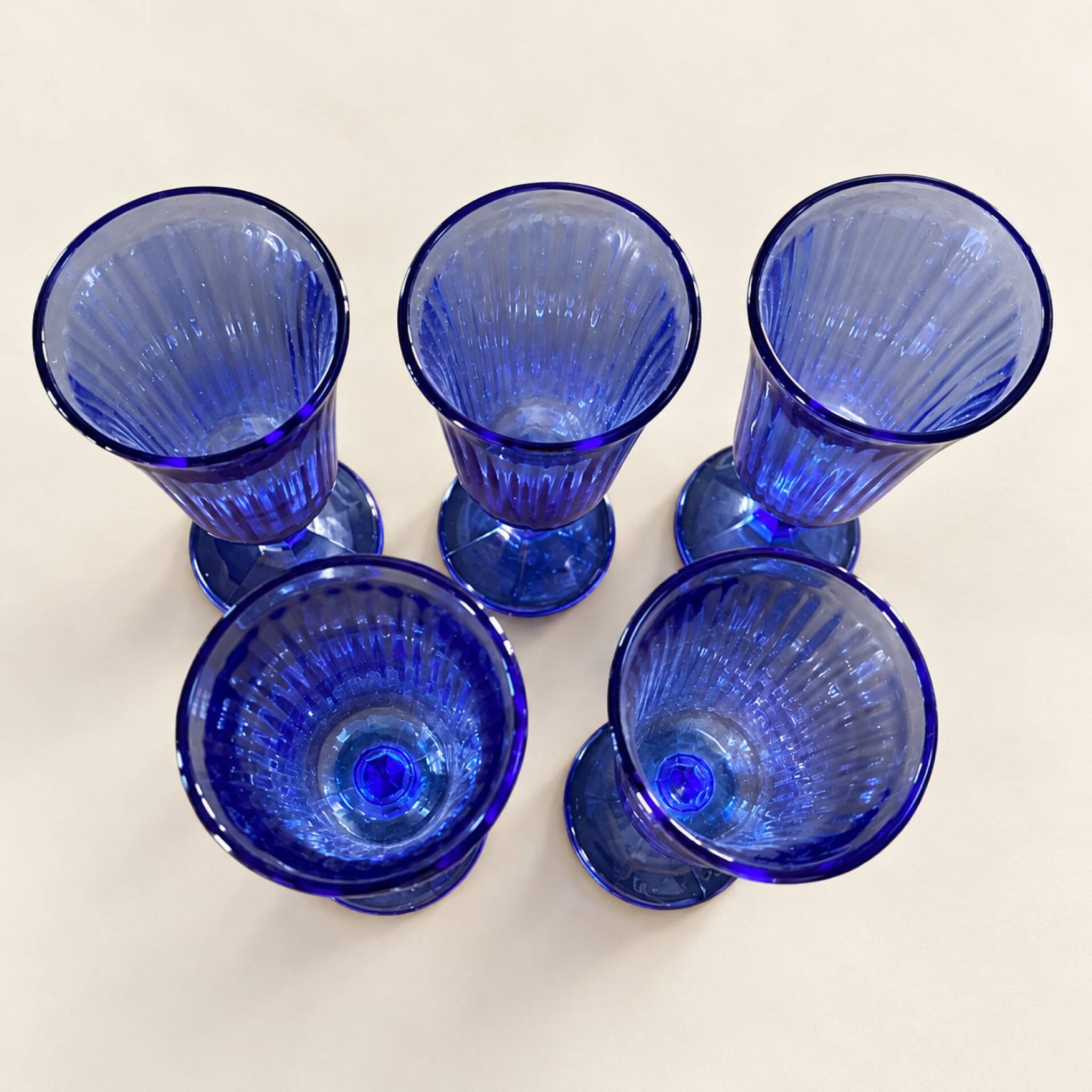 Lot de 5 flûtes à champagne en verre bleu à pied facetté