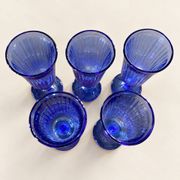 Lot de 5 flûtes à champagne en verre bleu à pied facetté
