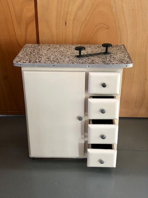 Kitchen service cabinet