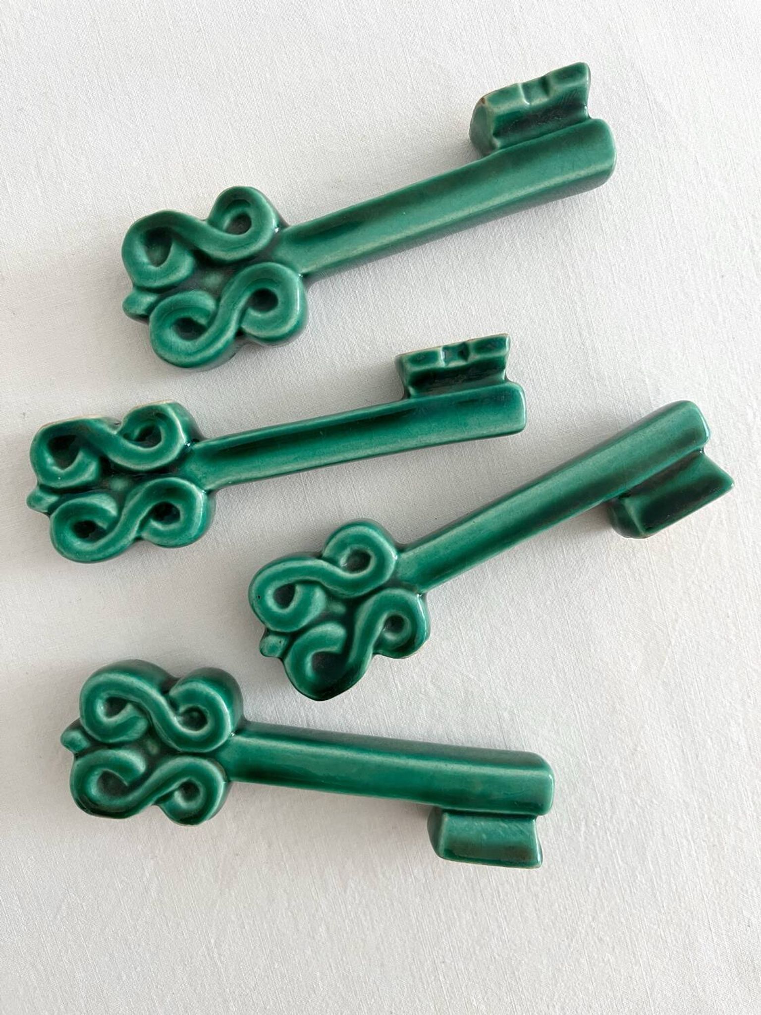4 green ceramic knife rests in vintage key shape