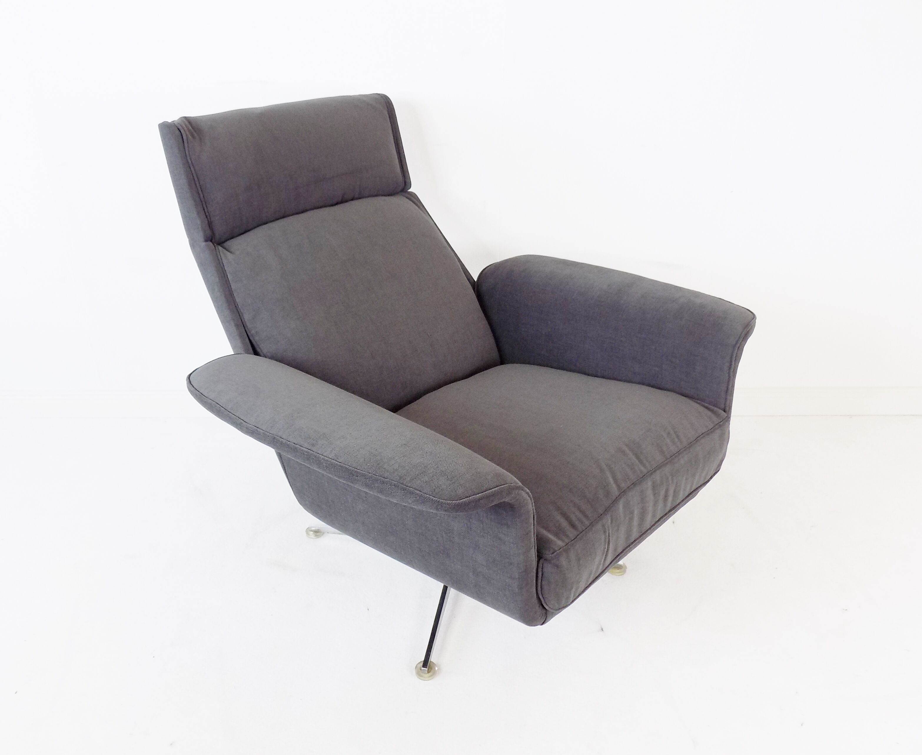 Fauteuil Kaufeld Siesta 62  grise avec pouf par Jacques Brule