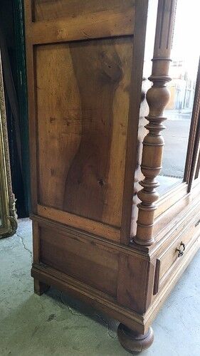 Display cabinet with 2 doors in walnut with bevelled glass from the 19th century.
