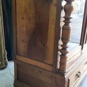 Display cabinet with 2 doors in walnut with bevelled glass from the 19th century.