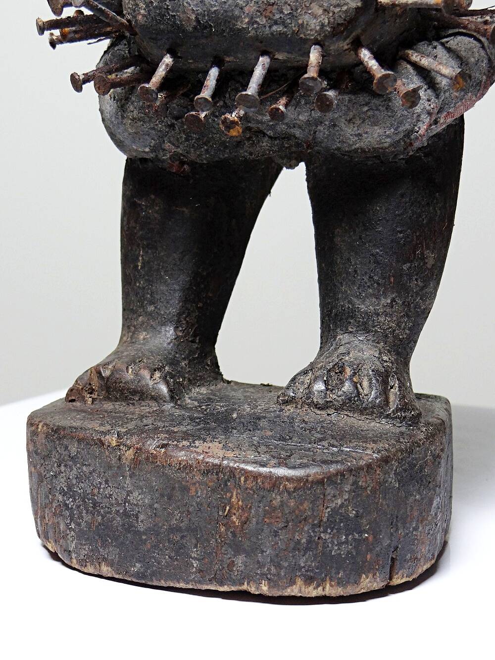 Fétiche à clous Nkisi Nkonde, peuple Kongo, Congo, milieu XXᵉ siècle