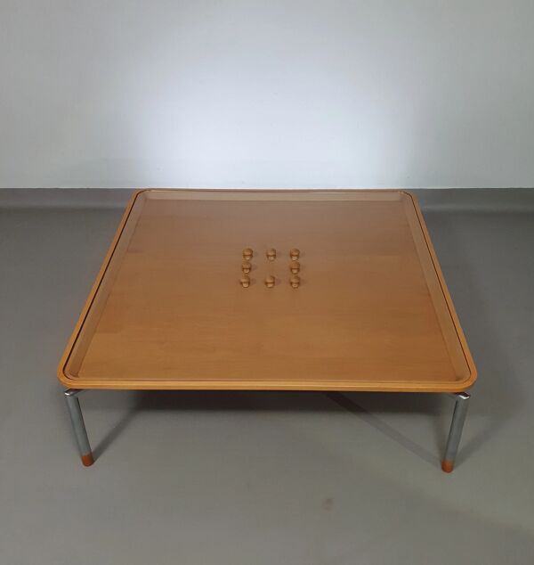 Table basse rare 110 x 110 x hauteur 35 cm avec 8 bouchons en bois/liège dans le plateau en verre.
