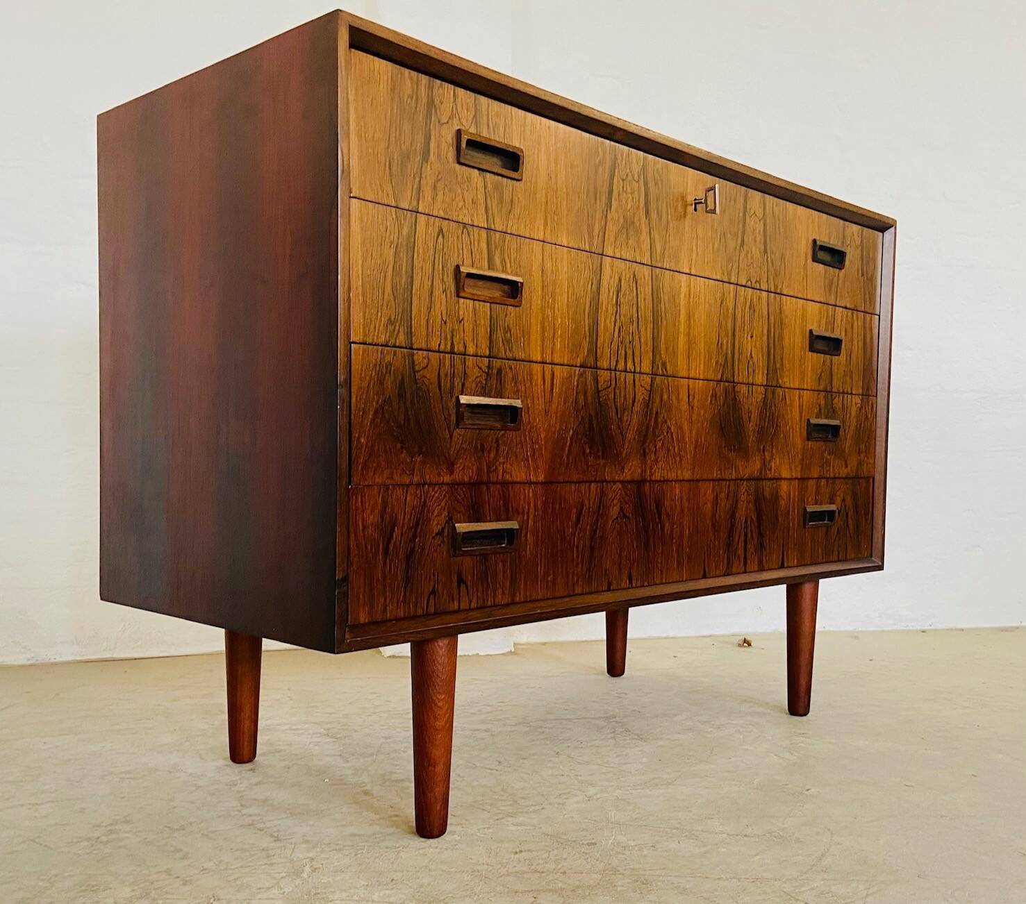 Commode danoise vintage en palissandre du milieu du siècle par Kaj Larsen