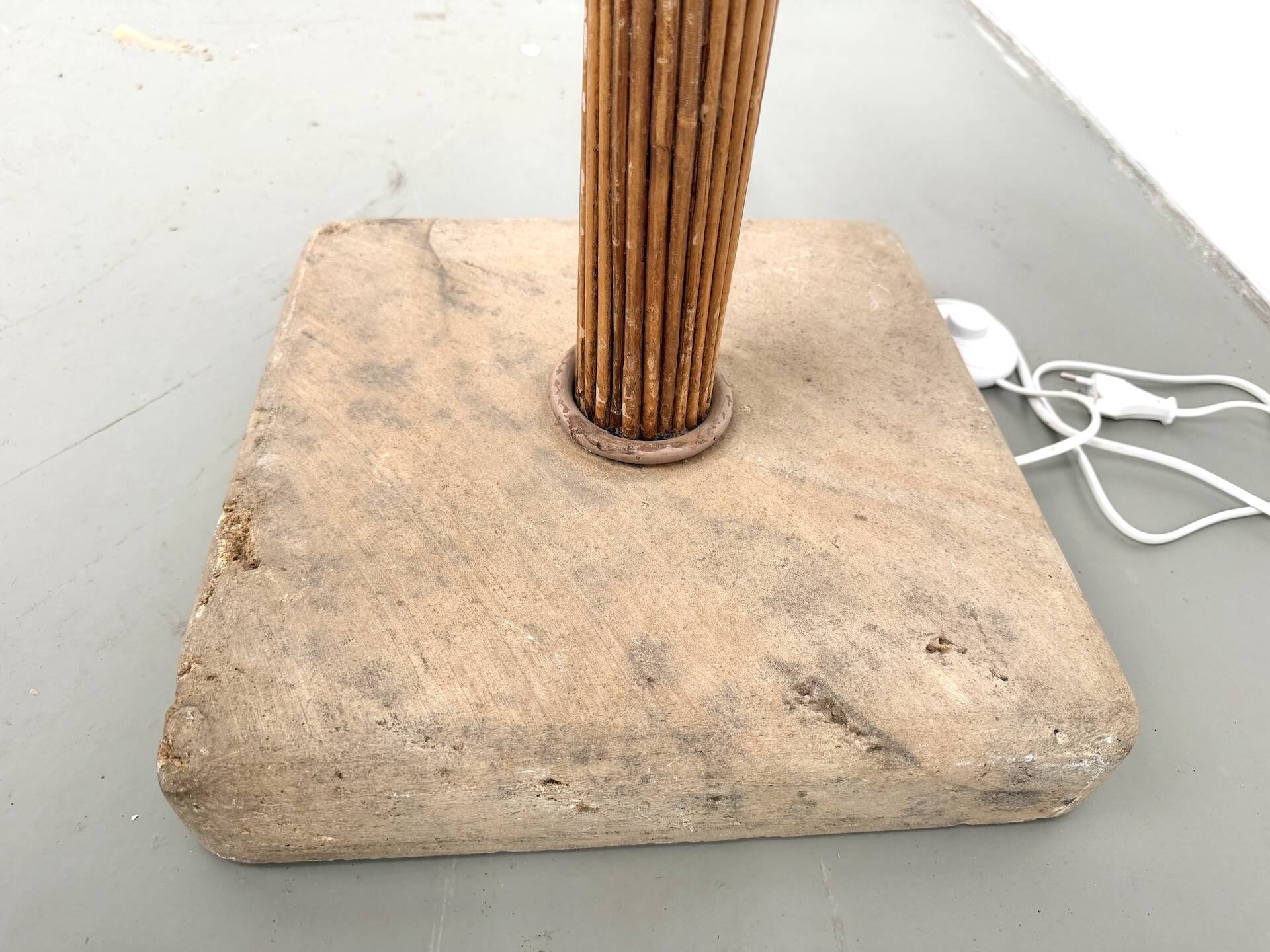 Lampadaire sculptural en rotin cintré