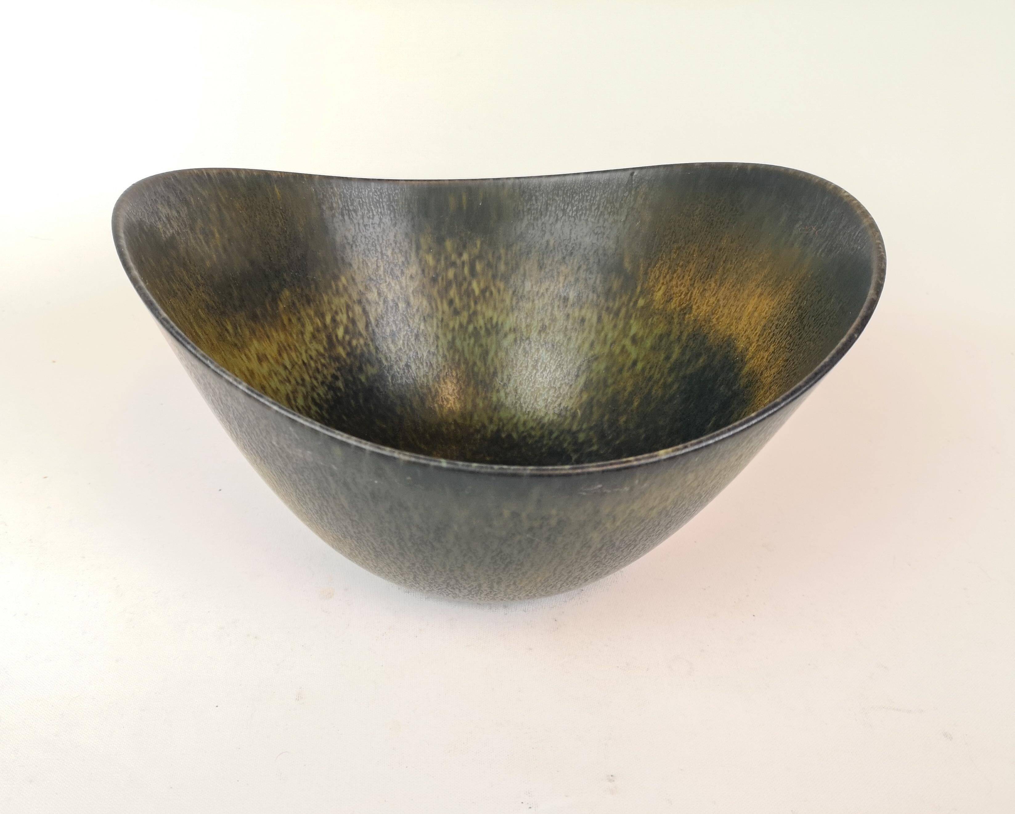 Large modern mid-century ceramic bowl Rörstrand AXK Gunnar Nylund, Sweden, 1950s.