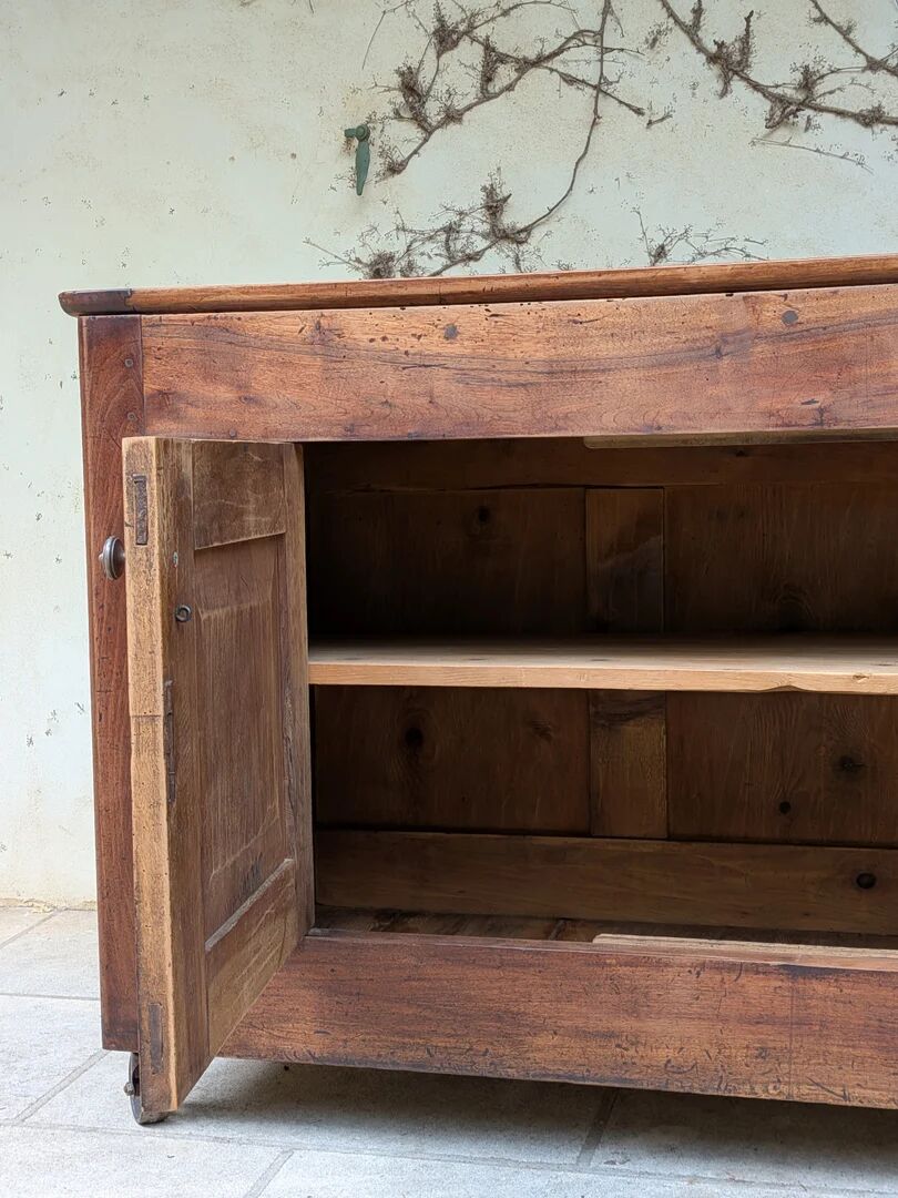 Buffet bas en bois massif sur roulettes – style industriel & campagne