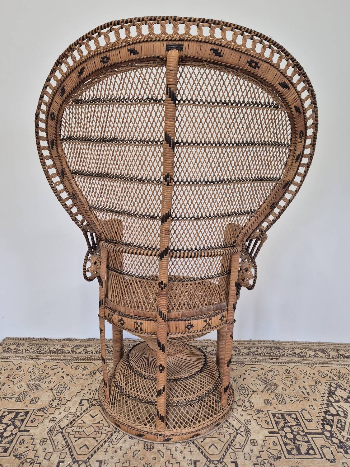 Fauteuil Emmanuelle "Peacock" vintage en rotin