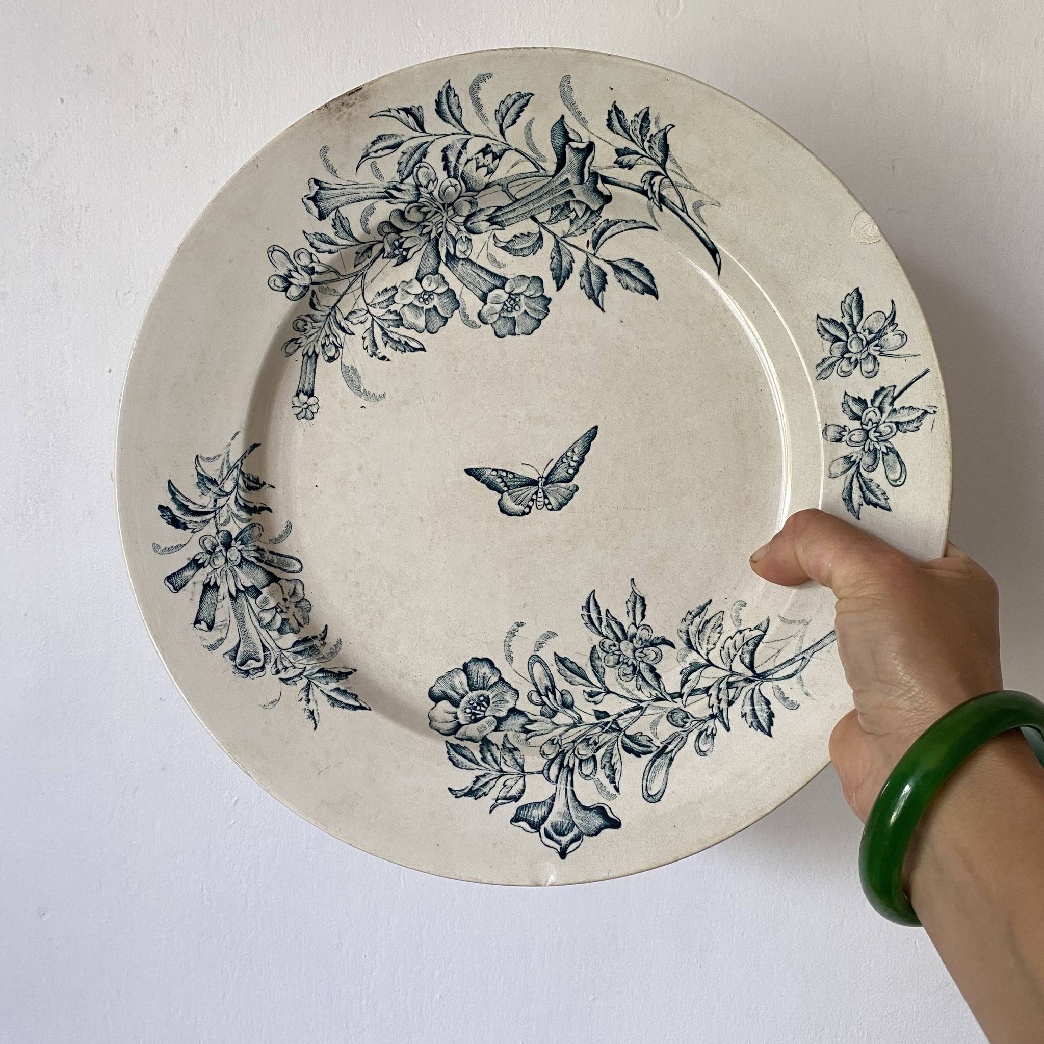 Plat rond terre de fer Badonviller "Jasmin" papillon