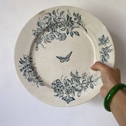 Plat rond terre de fer Badonviller "Jasmin" papillon