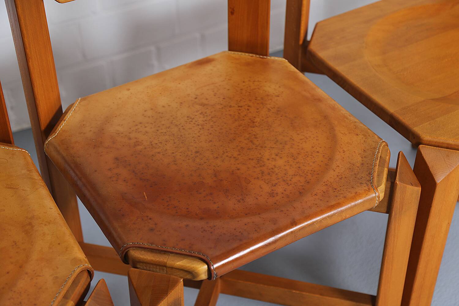 Set of 4 dining chairs in elm wood and cognac leather.