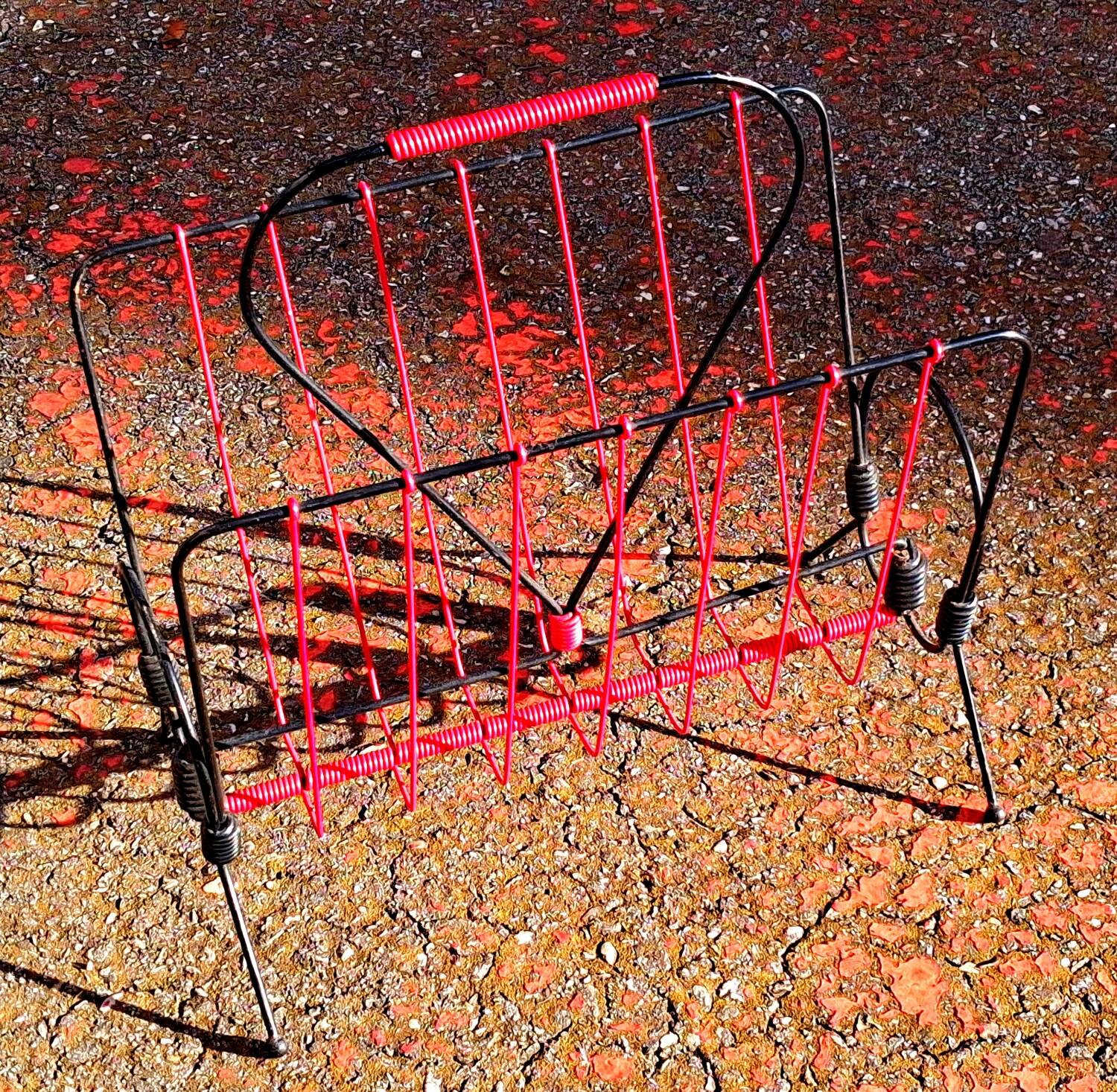 Vintage metal magazine rack and scoubidou - seventies design