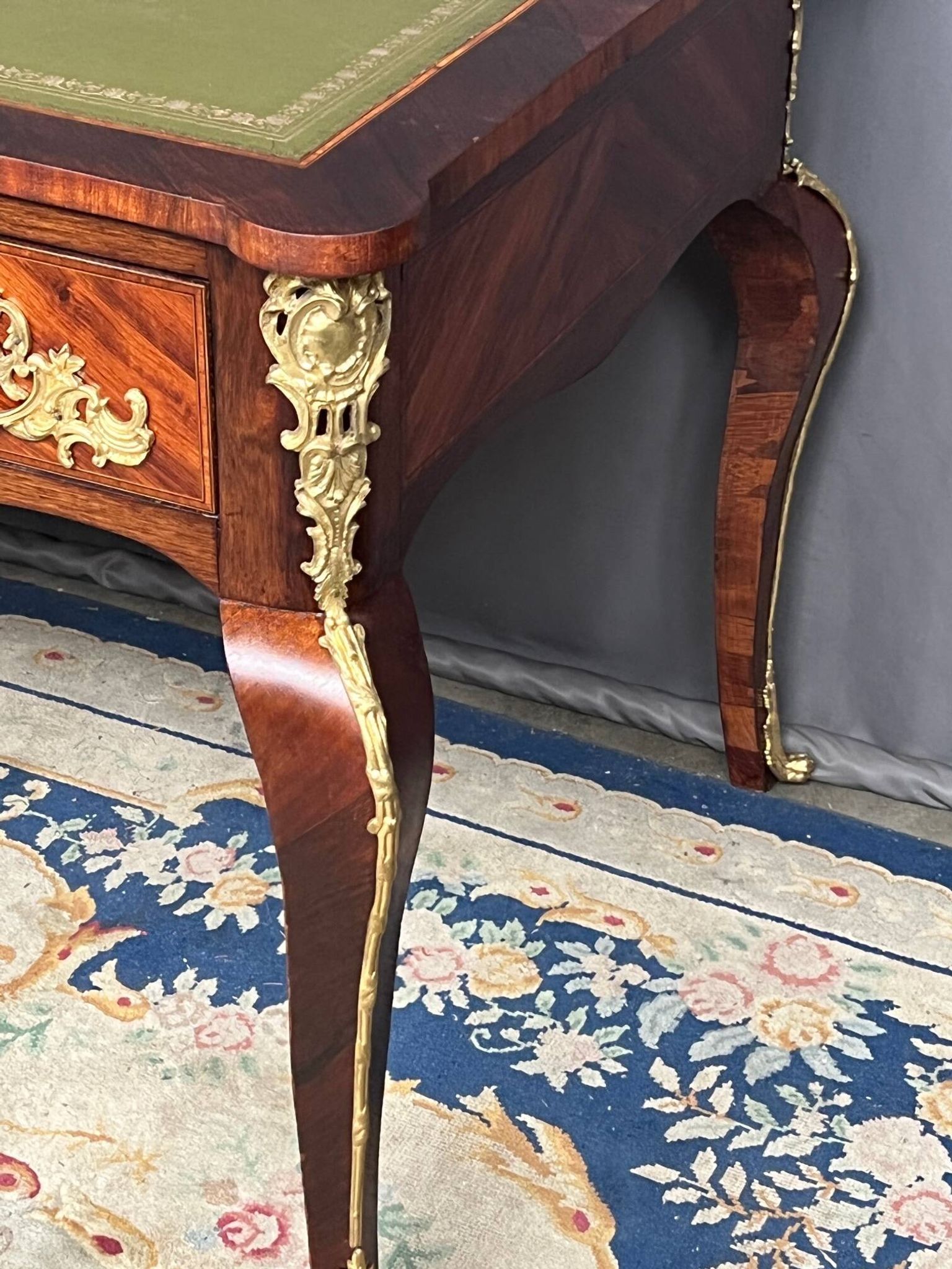 Louis XV style desk. Rosewood veneer, gilt bronze decoration, leather.