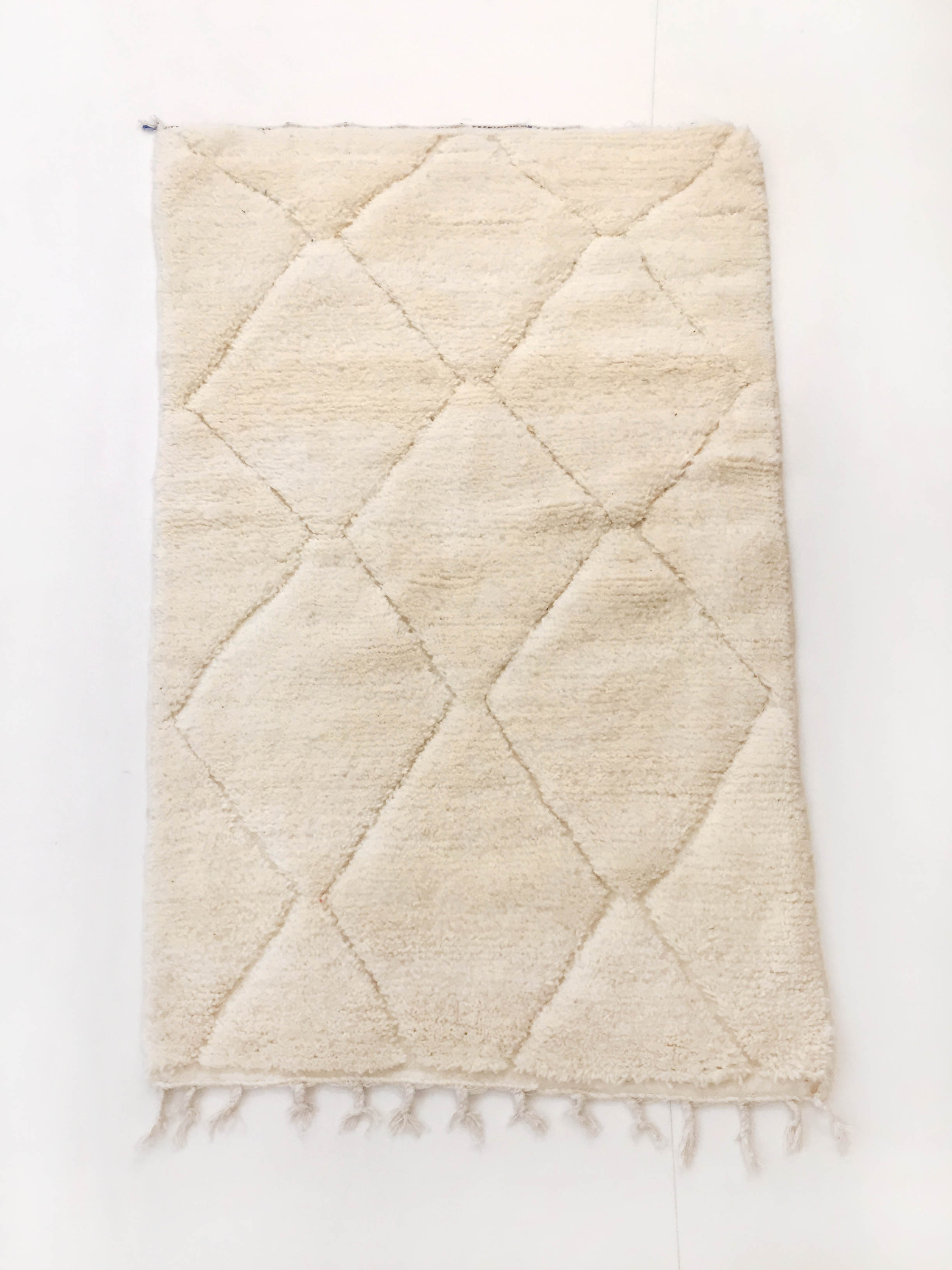 Moroccan Berber carpet blessed ouarain ecru plain with engraved diamonds 167x105cm