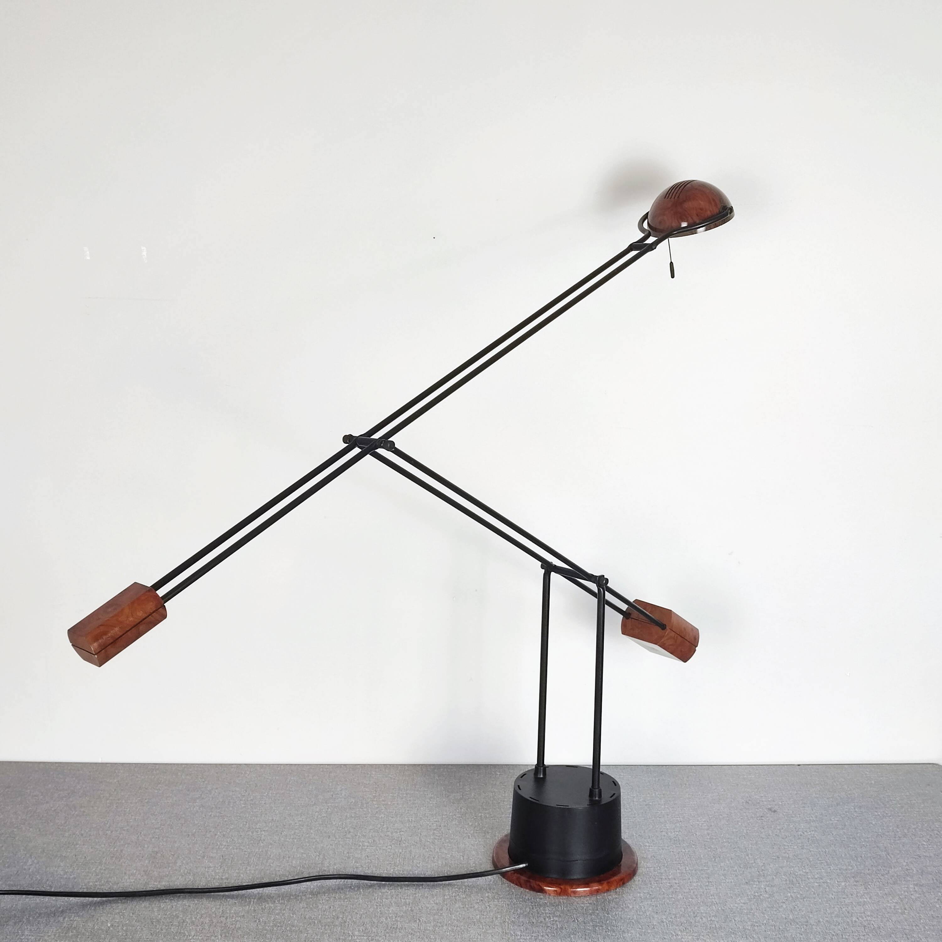 Swing desk lamp