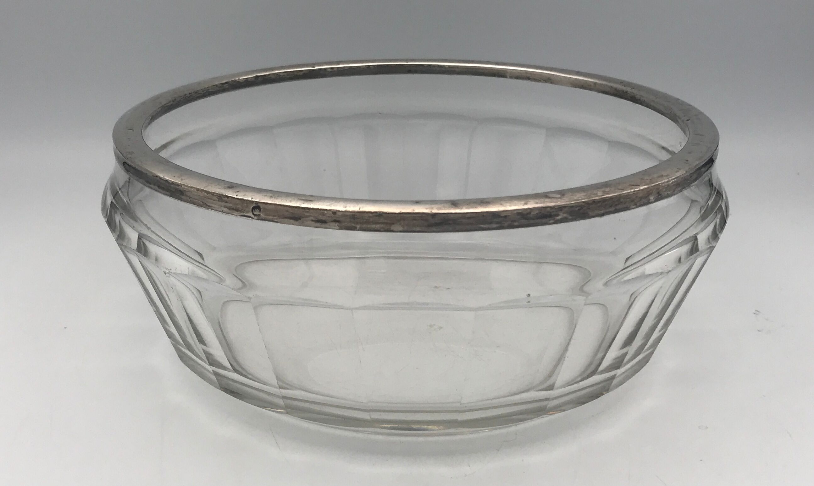 Old saladier in crystal or faceted glass and strapping in silver, hallmark neck