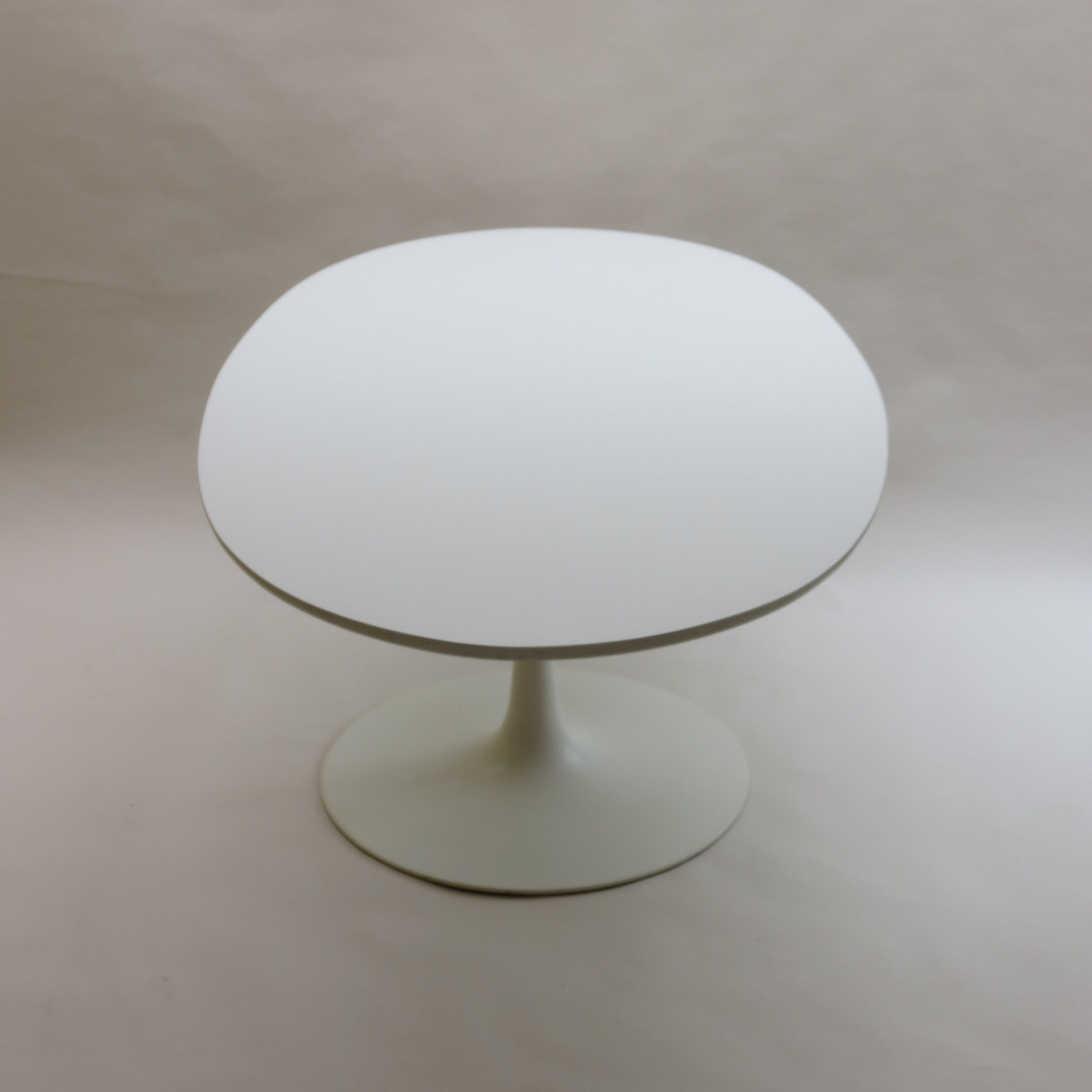 Oval white tulip dining table by Maurice Burke for Arkana 1960