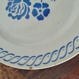 Assiette fleur bleu signé PB