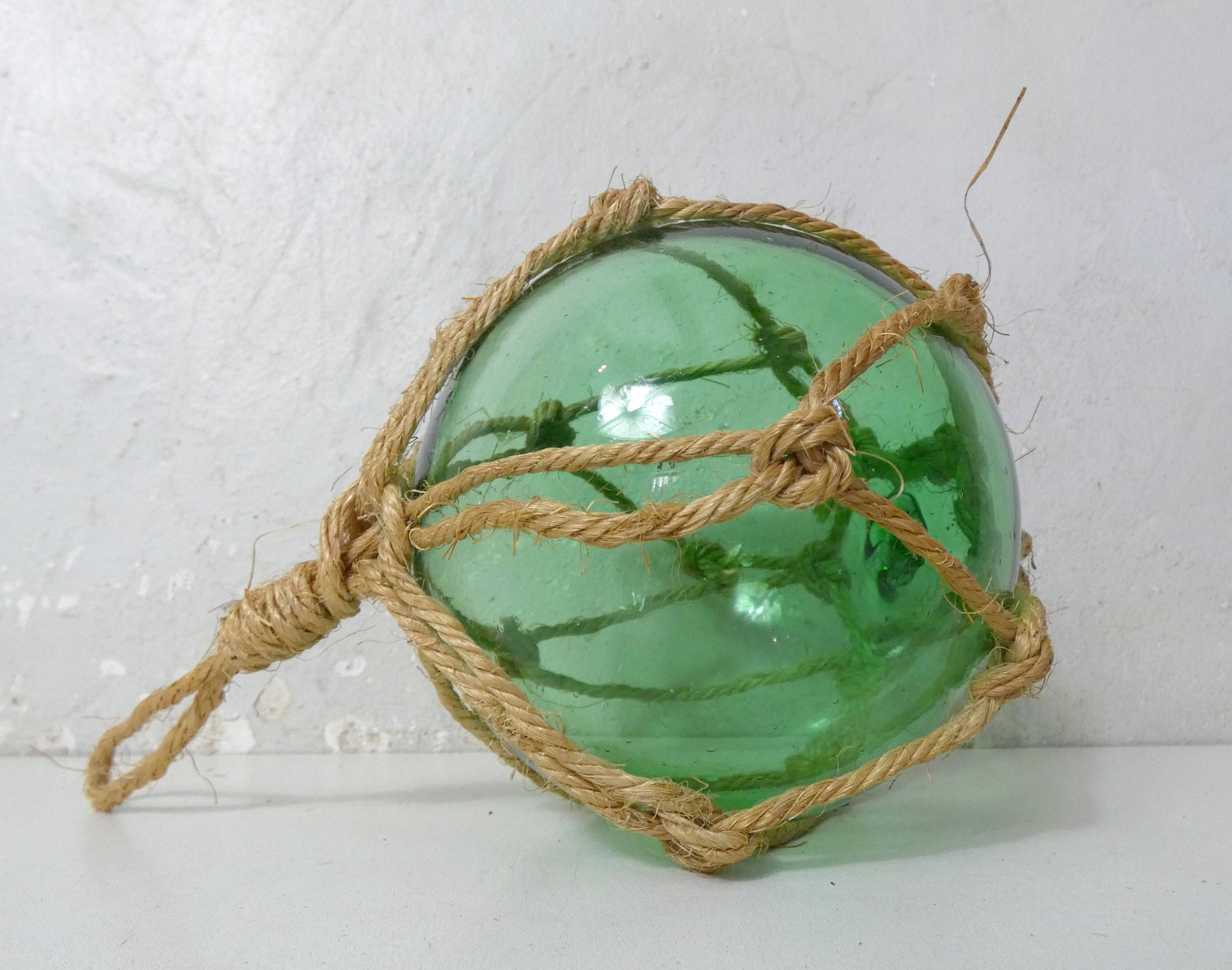 Boule, flotteur vintage en verre vert clair