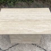 Table basse en travertin 