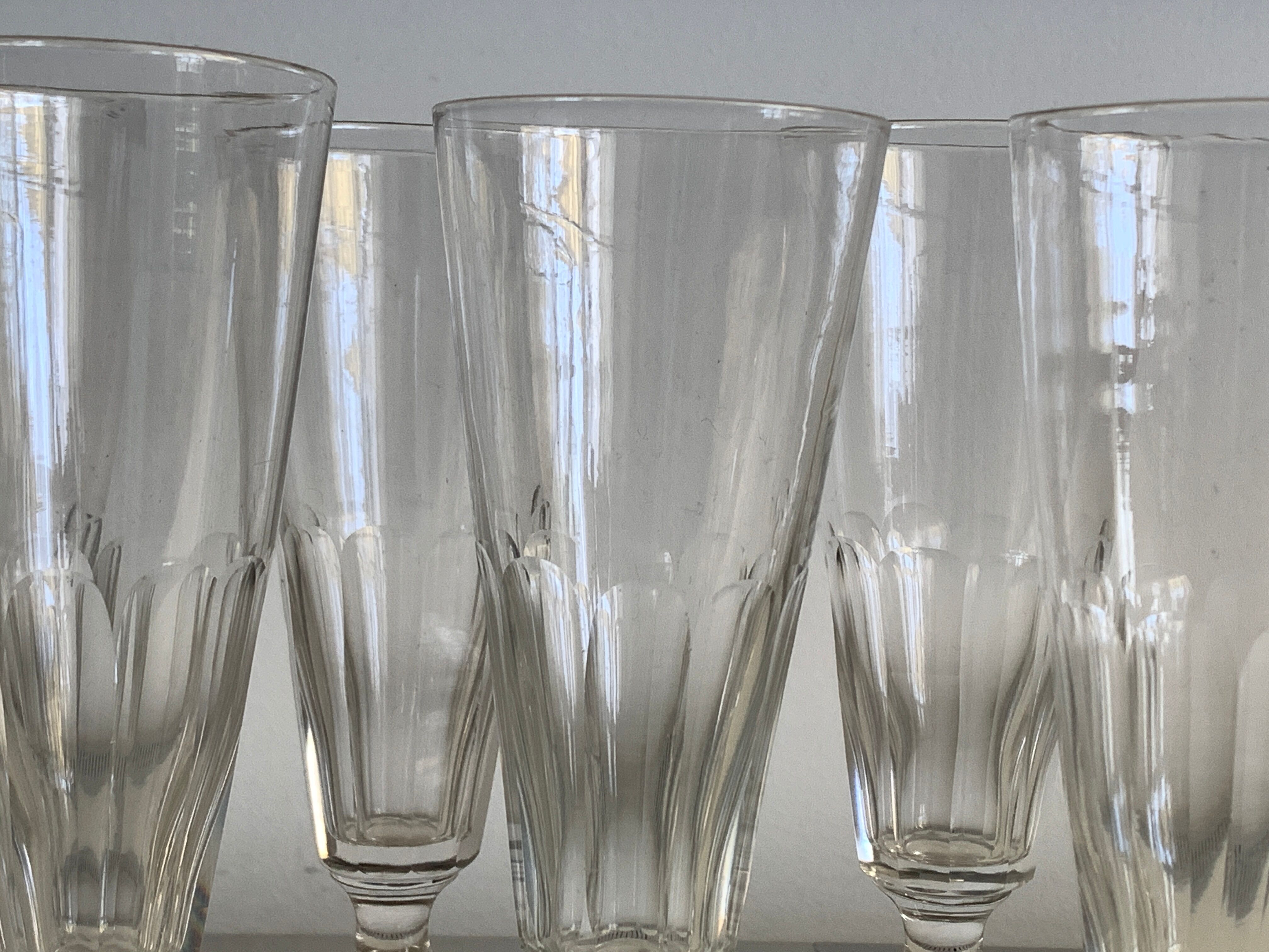 6 flûtes à champagne en verre soufflé, modèle ancien Caton de Saint Louis